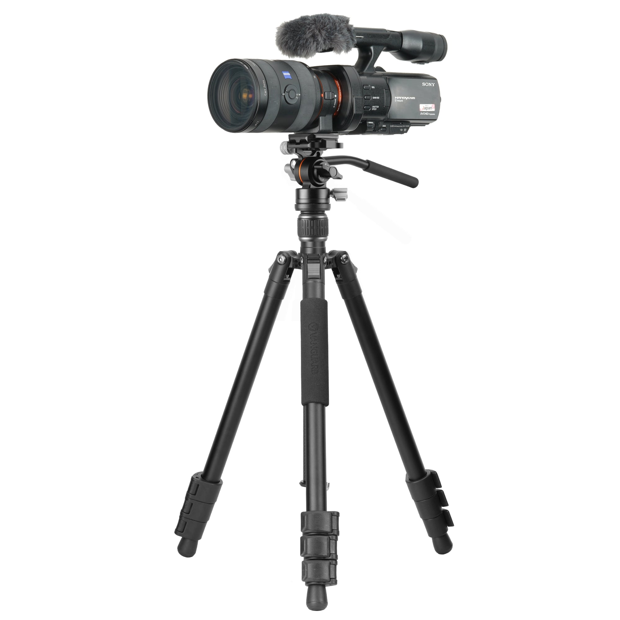 Una cámara Sony con micrófono montada en un trípode negro.