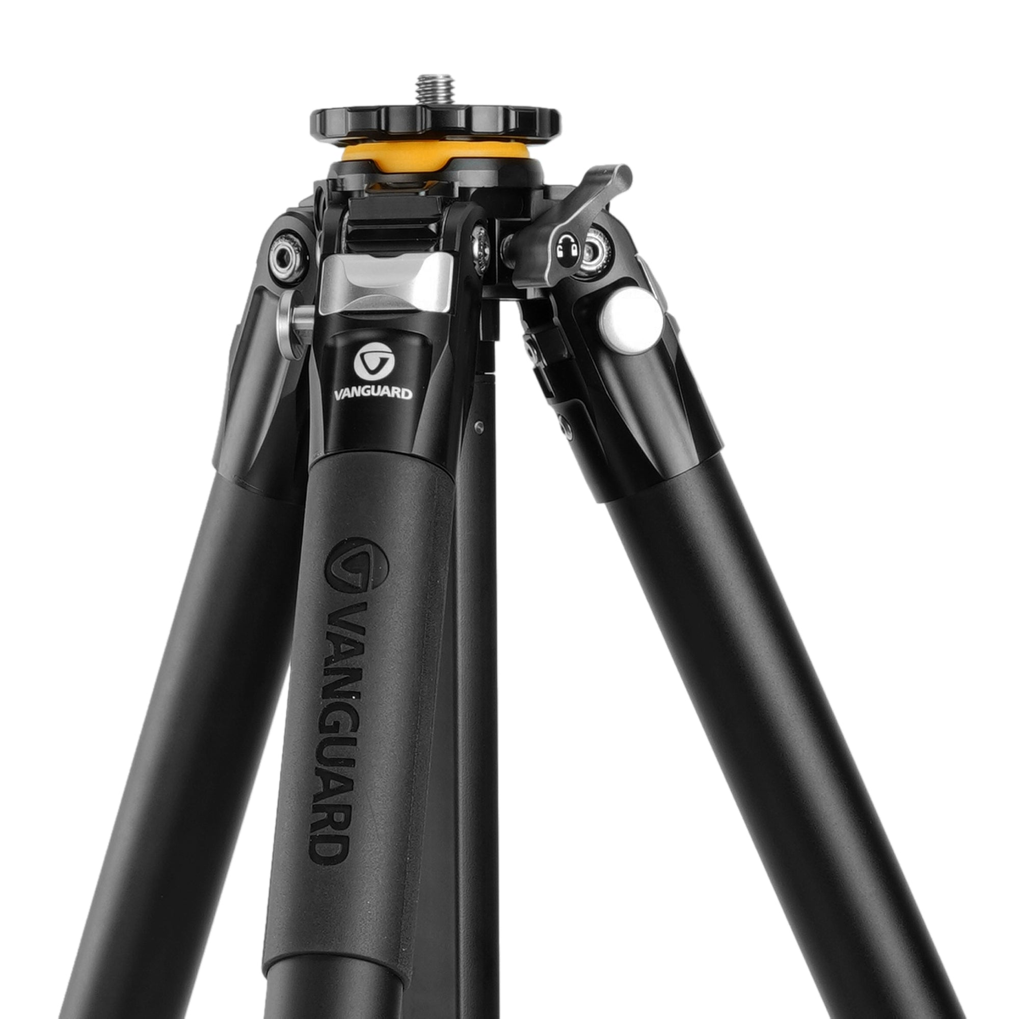 Primer plano de un trípode Vanguard negro con detalles y tornillos amarillos.