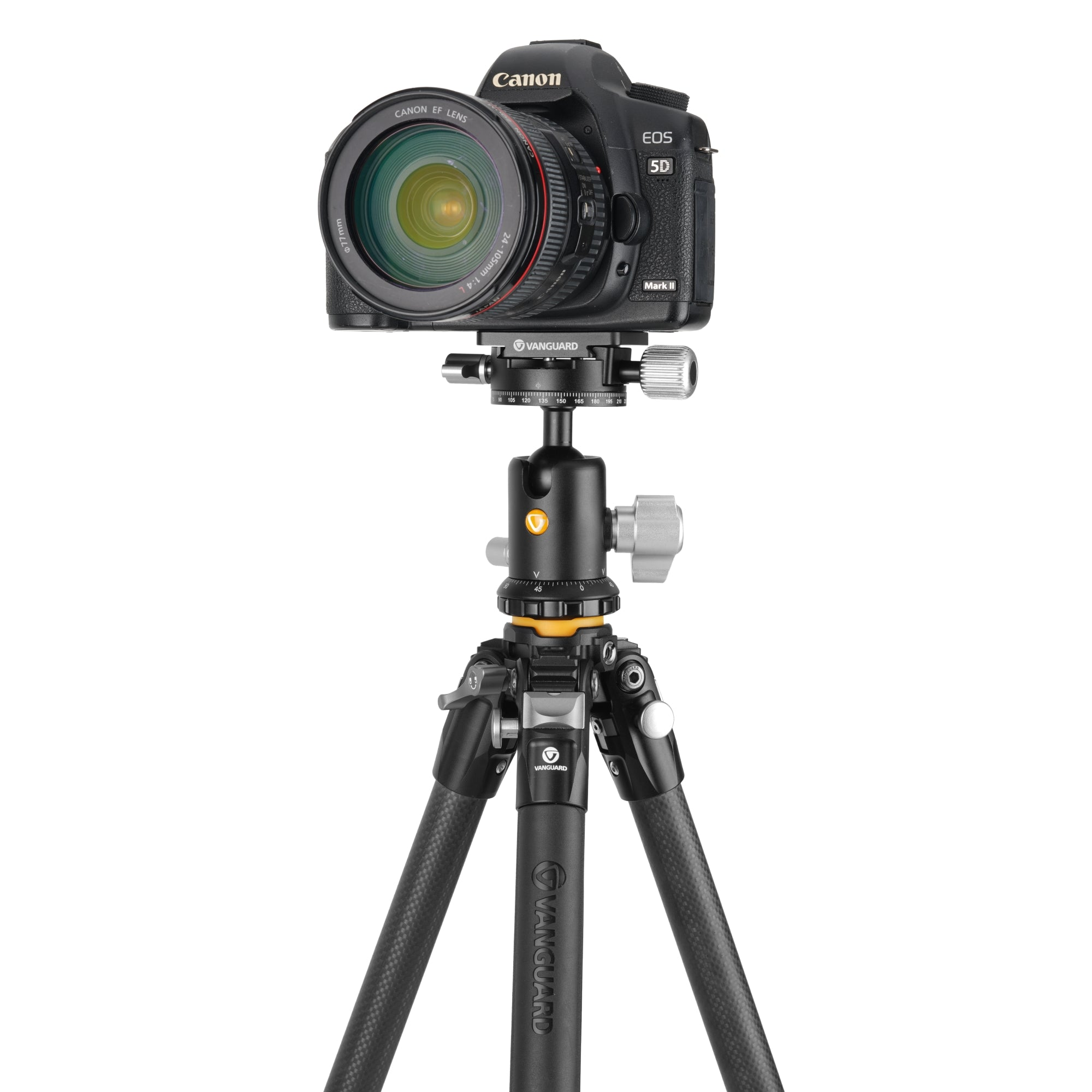 Una cámara Canon EOS 5D Mark II negra con un lente Canon EF en un trípode Vanguard.