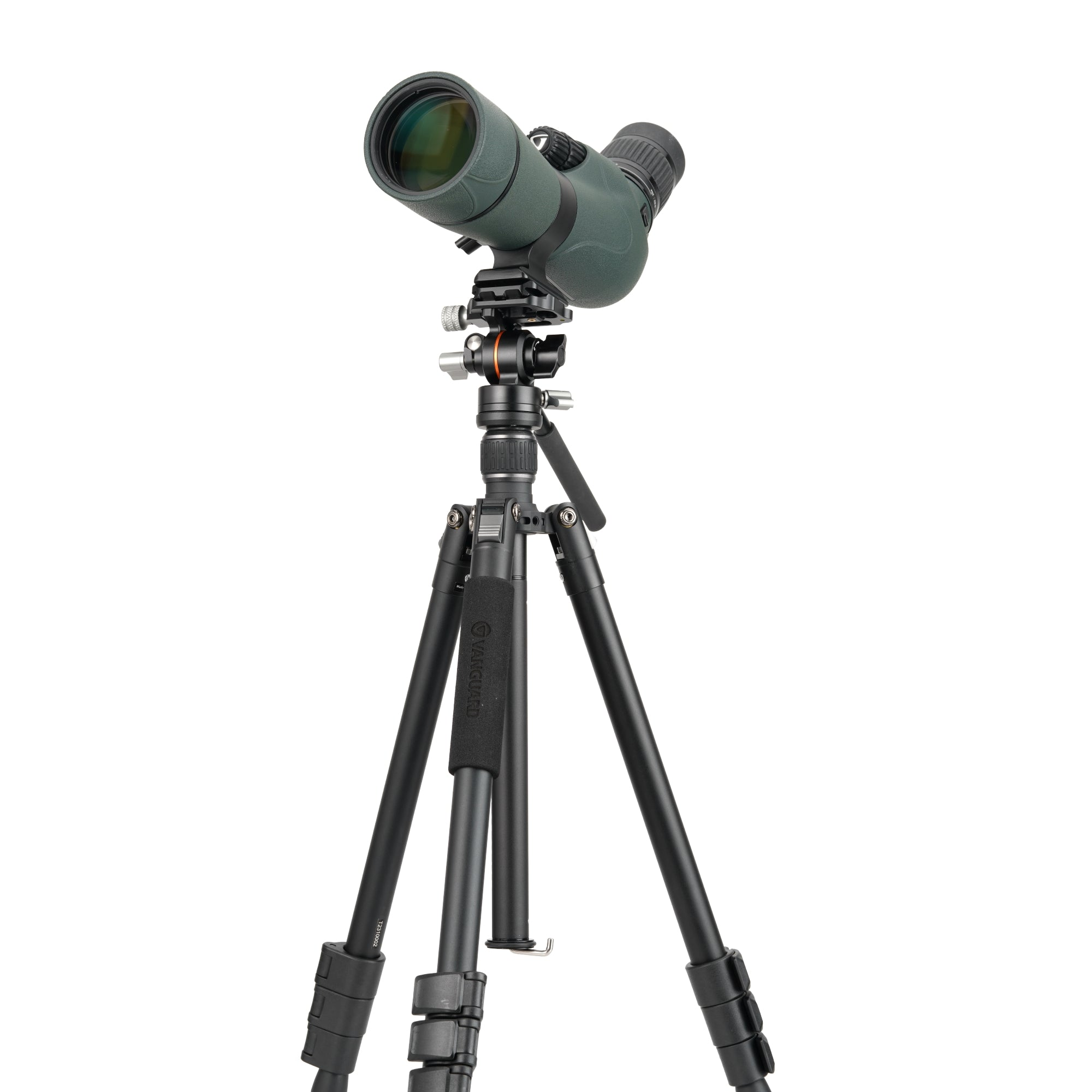 Un telescopio terrestre verde montado en un trípode negro, aislado sobre fondo blanco.