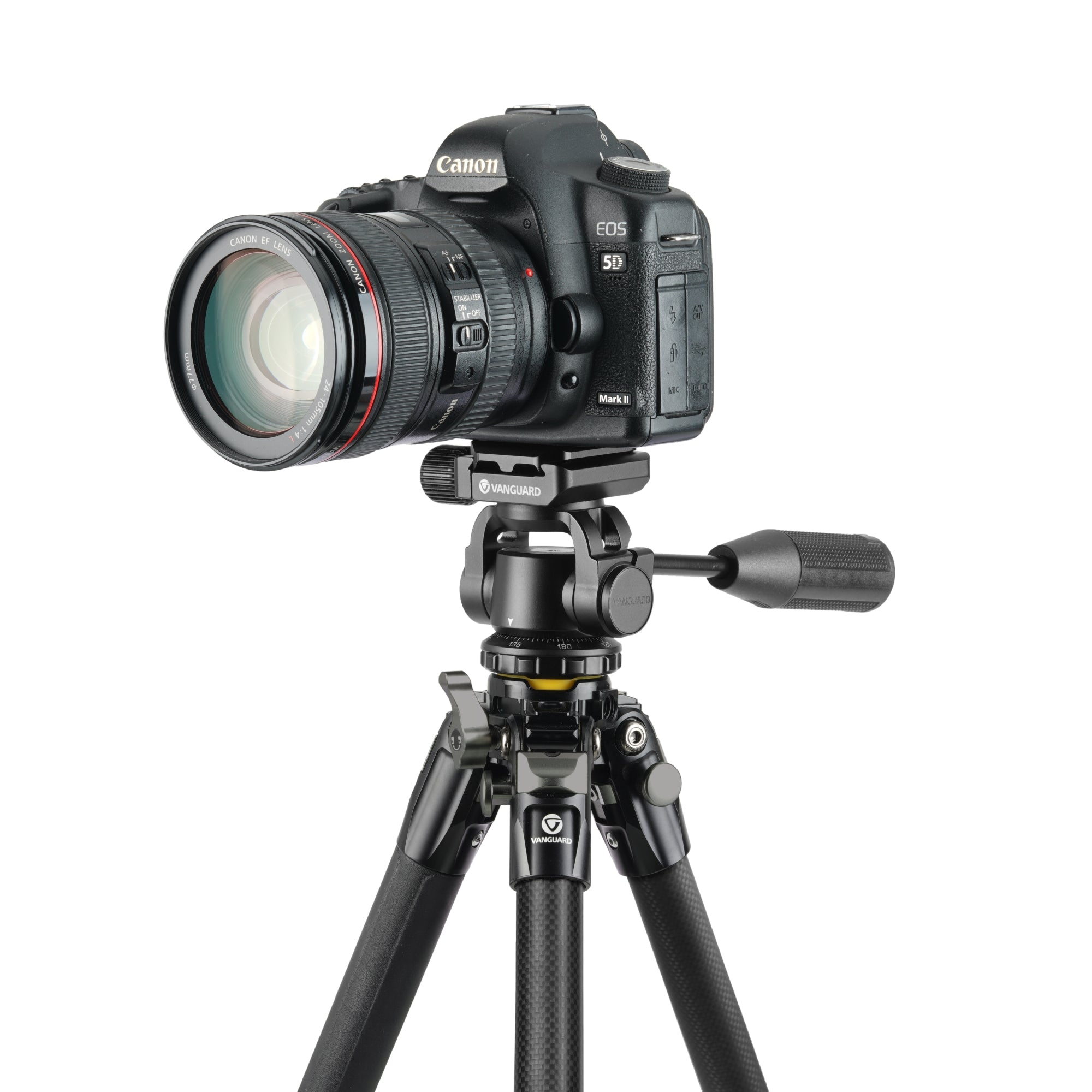 Una cámara Canon EOS 5D Mark II negra se asienta sobre un trípode Vanguard negro.