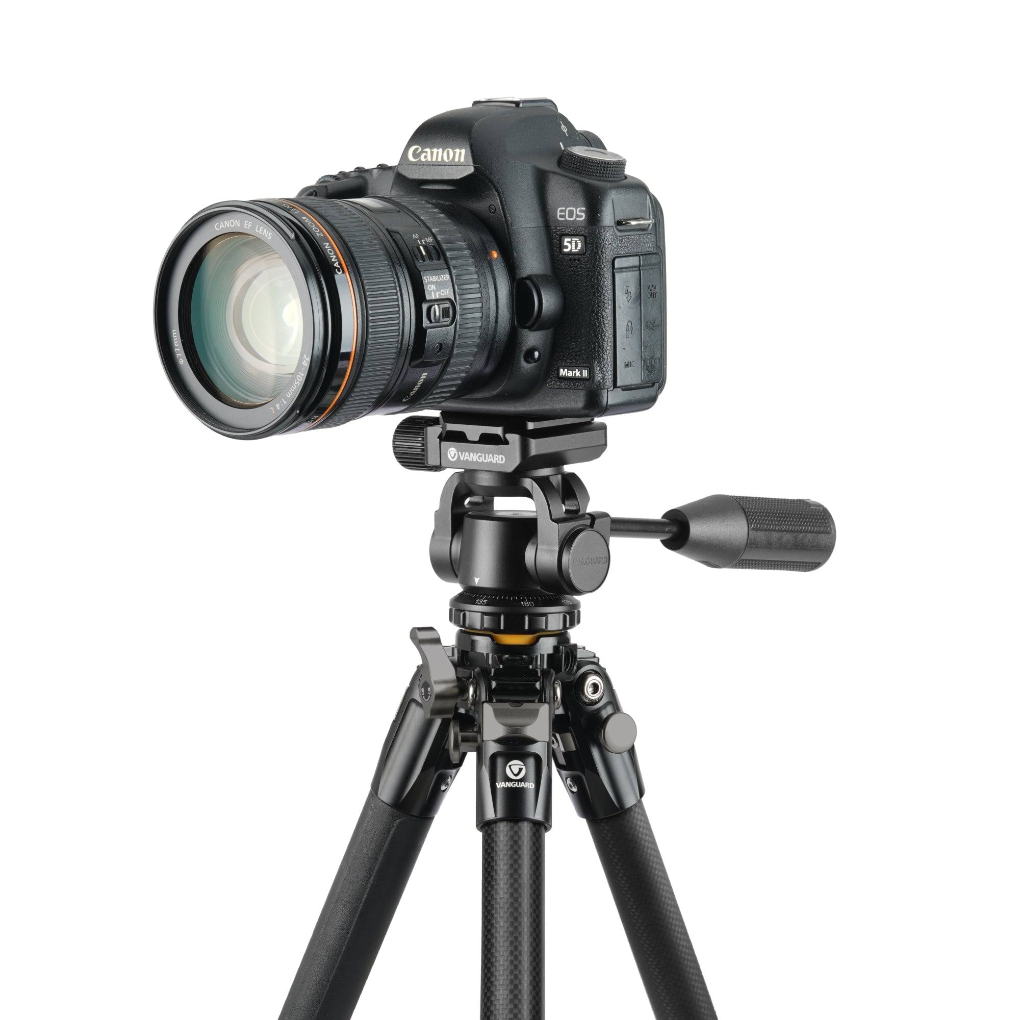 Una cámara Canon EOS 5D Mark II negra en un trípode Vanguard, aislada sobre fondo blanco.