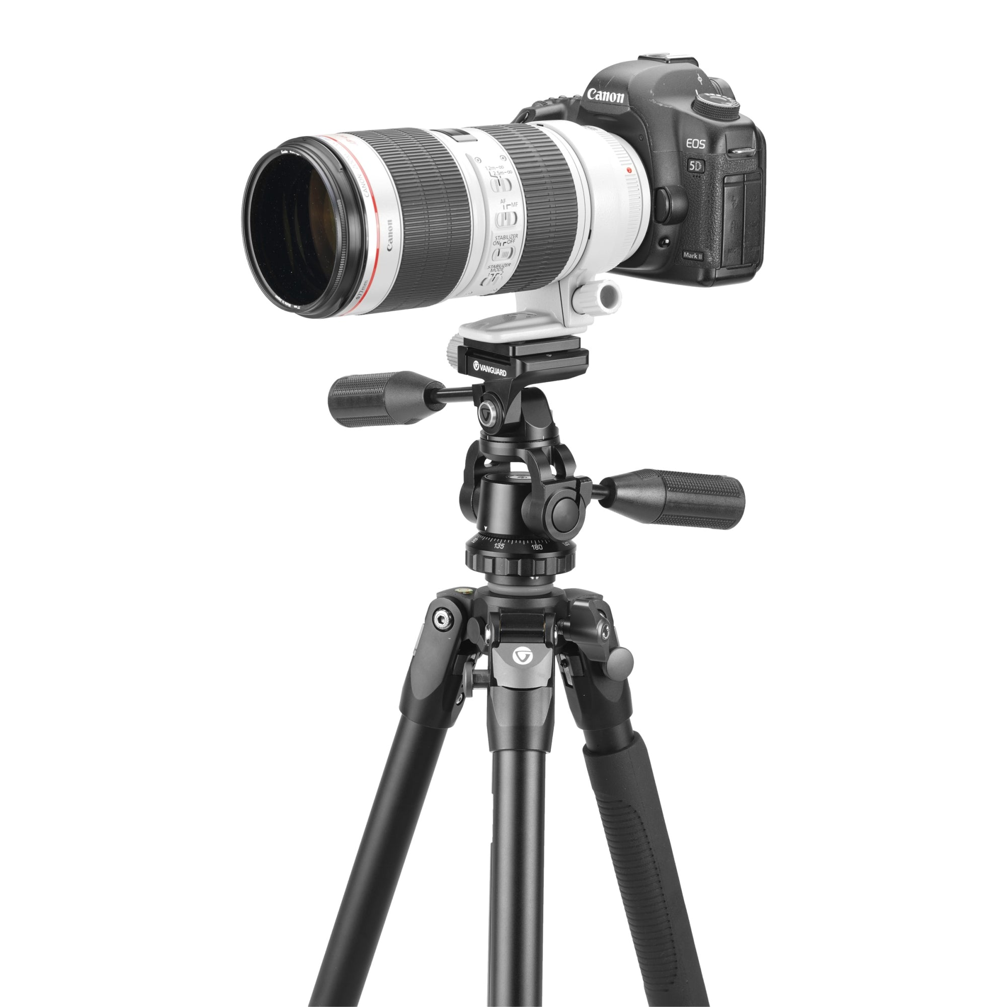 Una cámara Canon EOS 5D Mark II con un objetivo zoom Canon blanco sobre un trípode Vanguard negro.