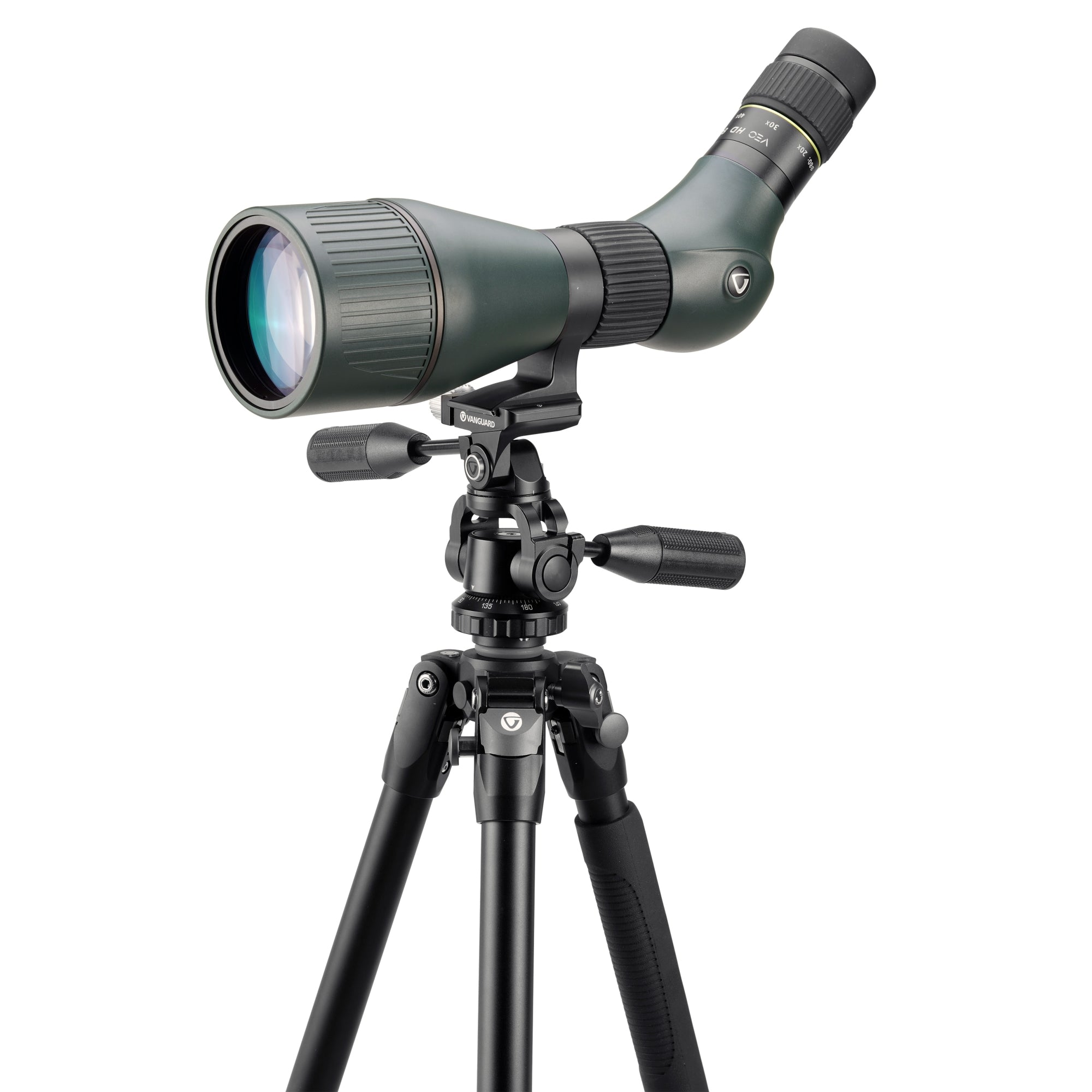Un telescopio terrestre verde montado en un trípode negro, aislado sobre fondo blanco.