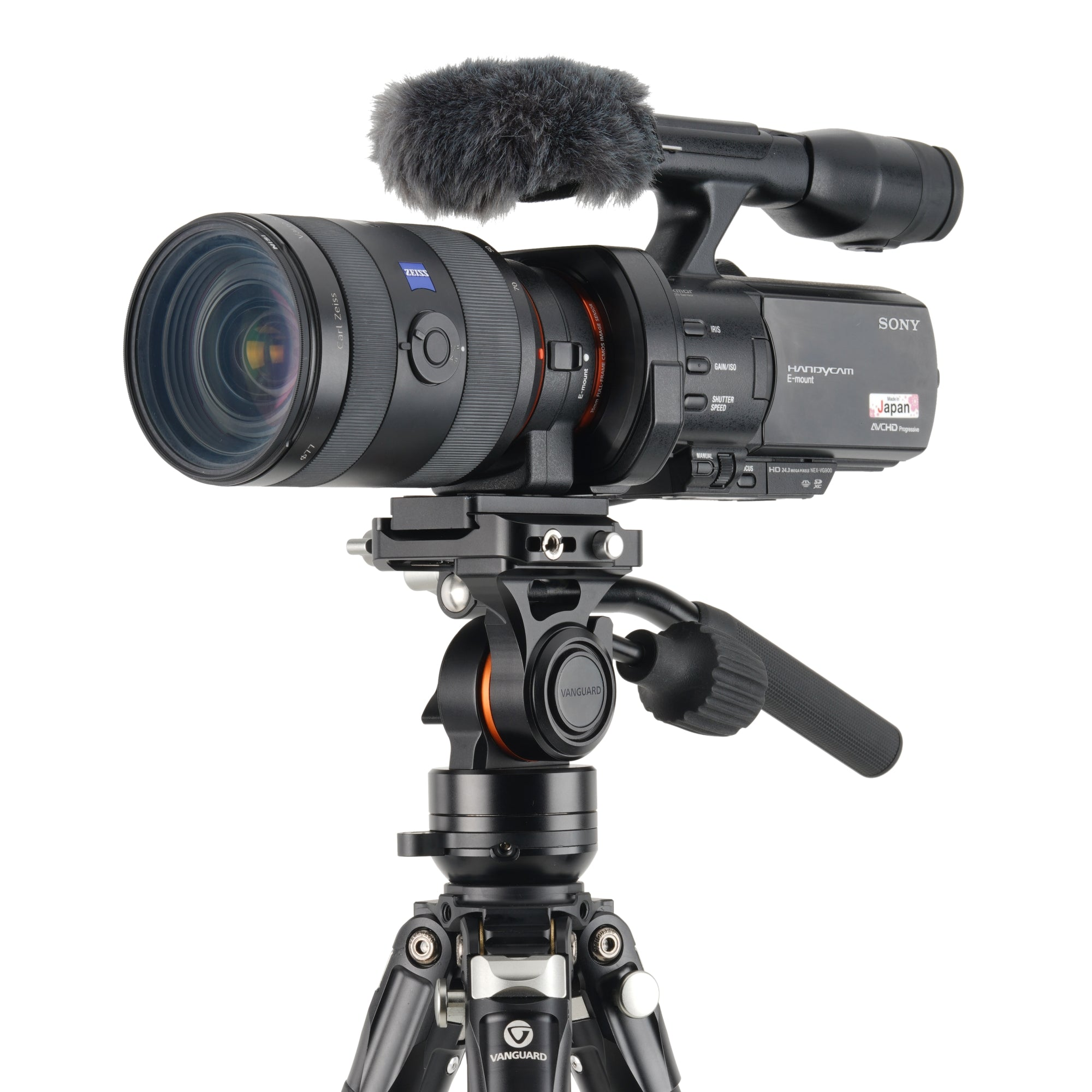Una Sony Handycam con lente, micrófono y trípode sobre fondo blanco.