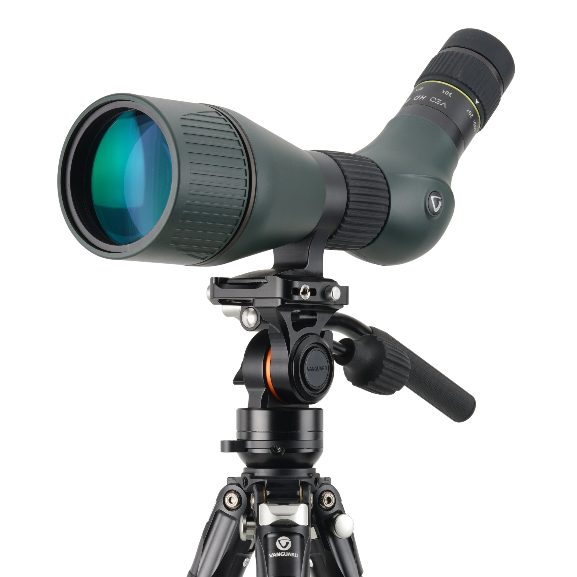Un telescopio terrestre verde sobre un trípode, enfocado en el ocular y lente.
