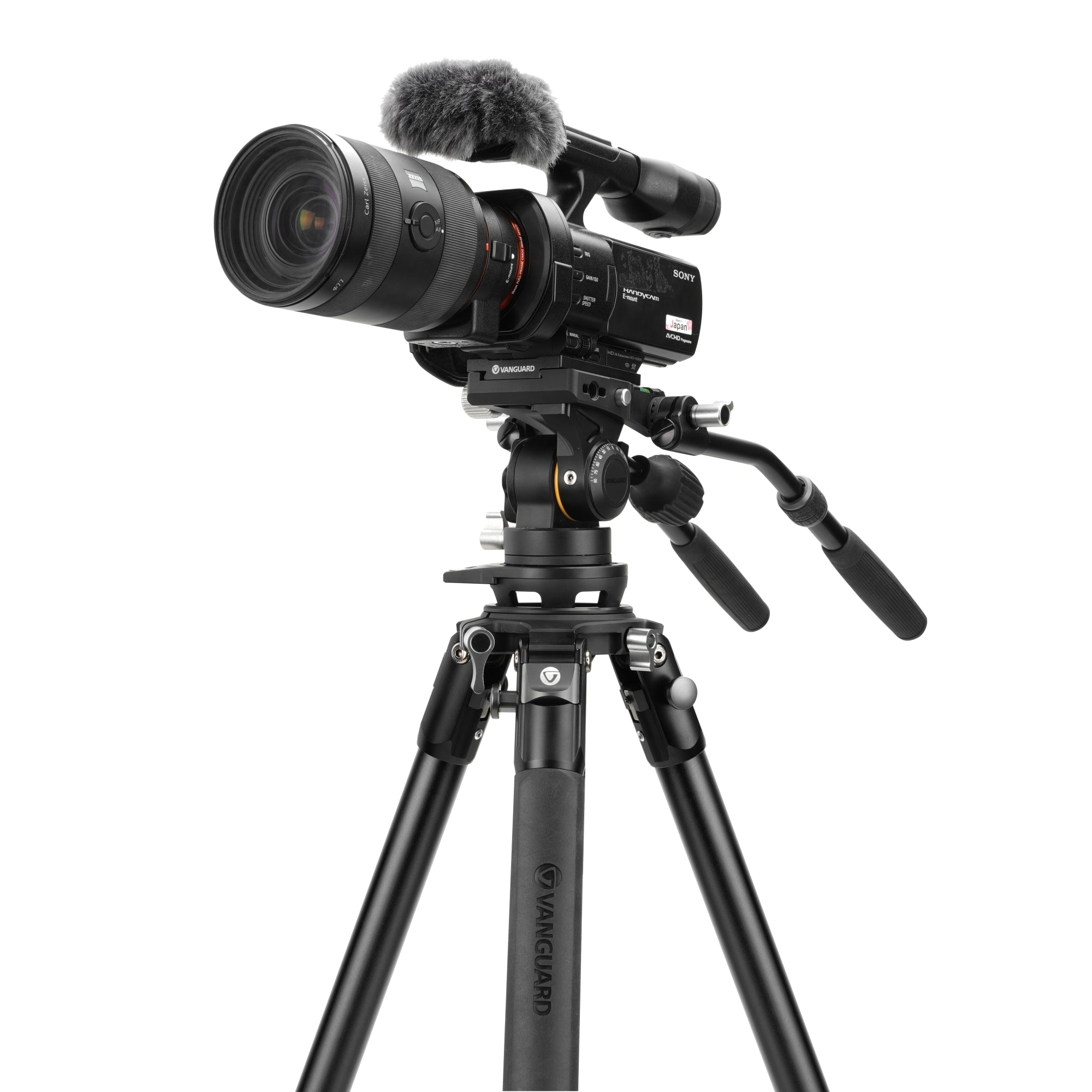 Una cámara Sony con lente y micrófono sobre un trípode Vanguard.