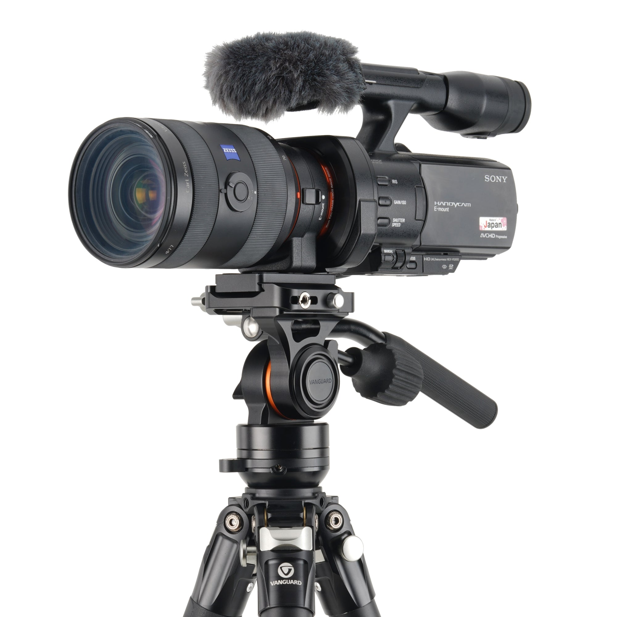 Una Sony Handcam con lente Zeiss y micrófono sobre un trípode Vanguard.