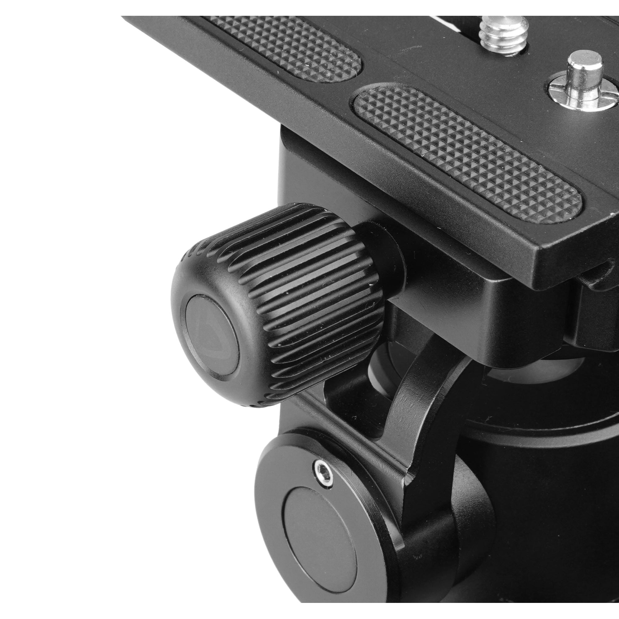 Primer plano de un cabezal de trípode negro con pomo moleteado y fijación de placa.