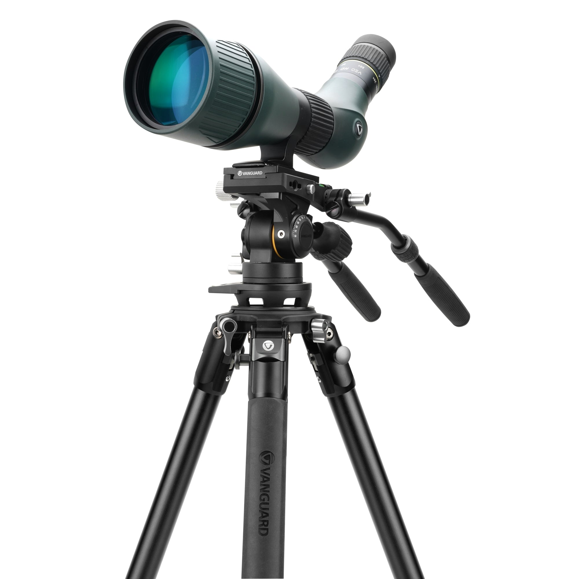 Un telescopio terrestre verde sobre un trípode negro sobre fondo blanco.