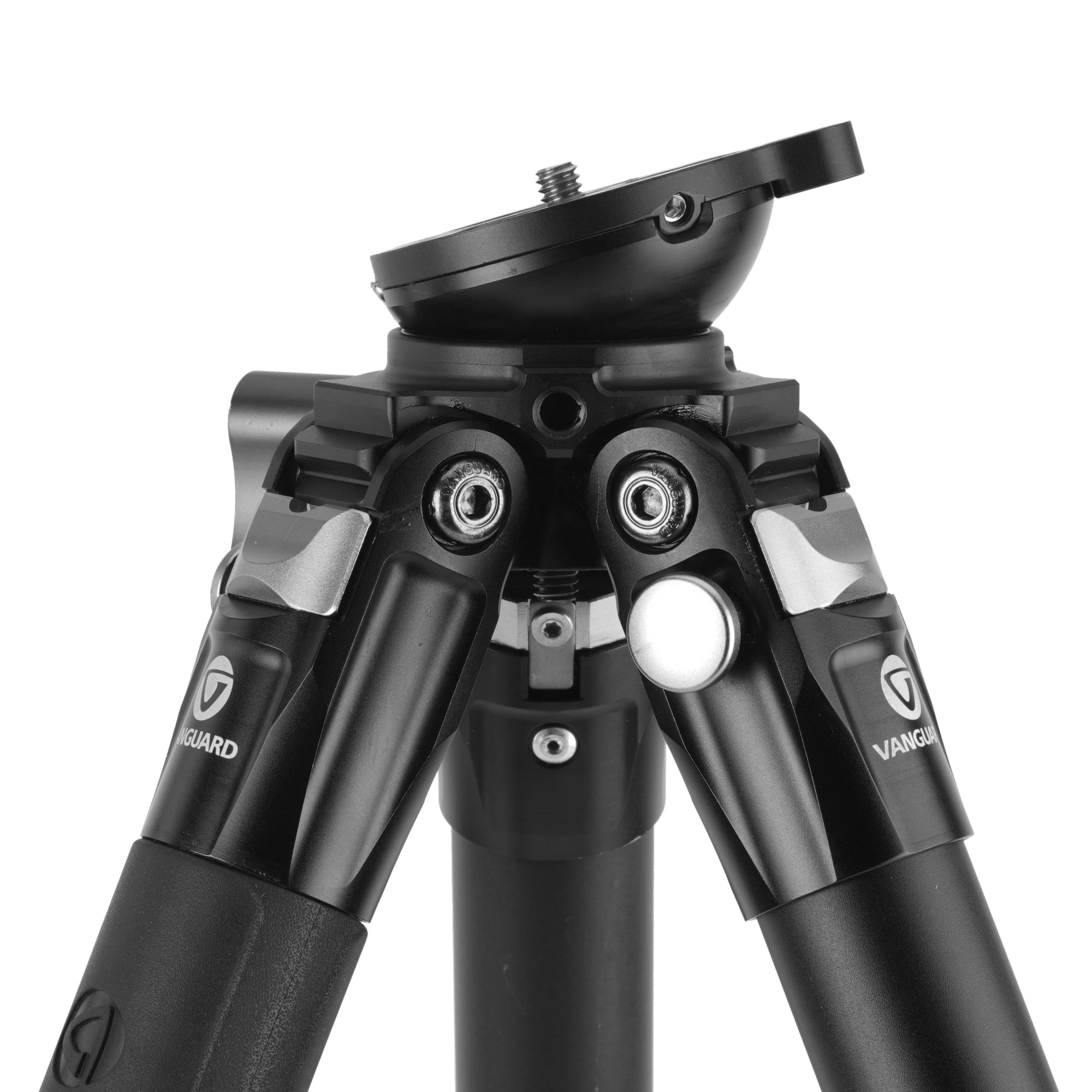 Primer plano de un cabezal de trípode Vanguard negro con tornillos y acentos plateados.