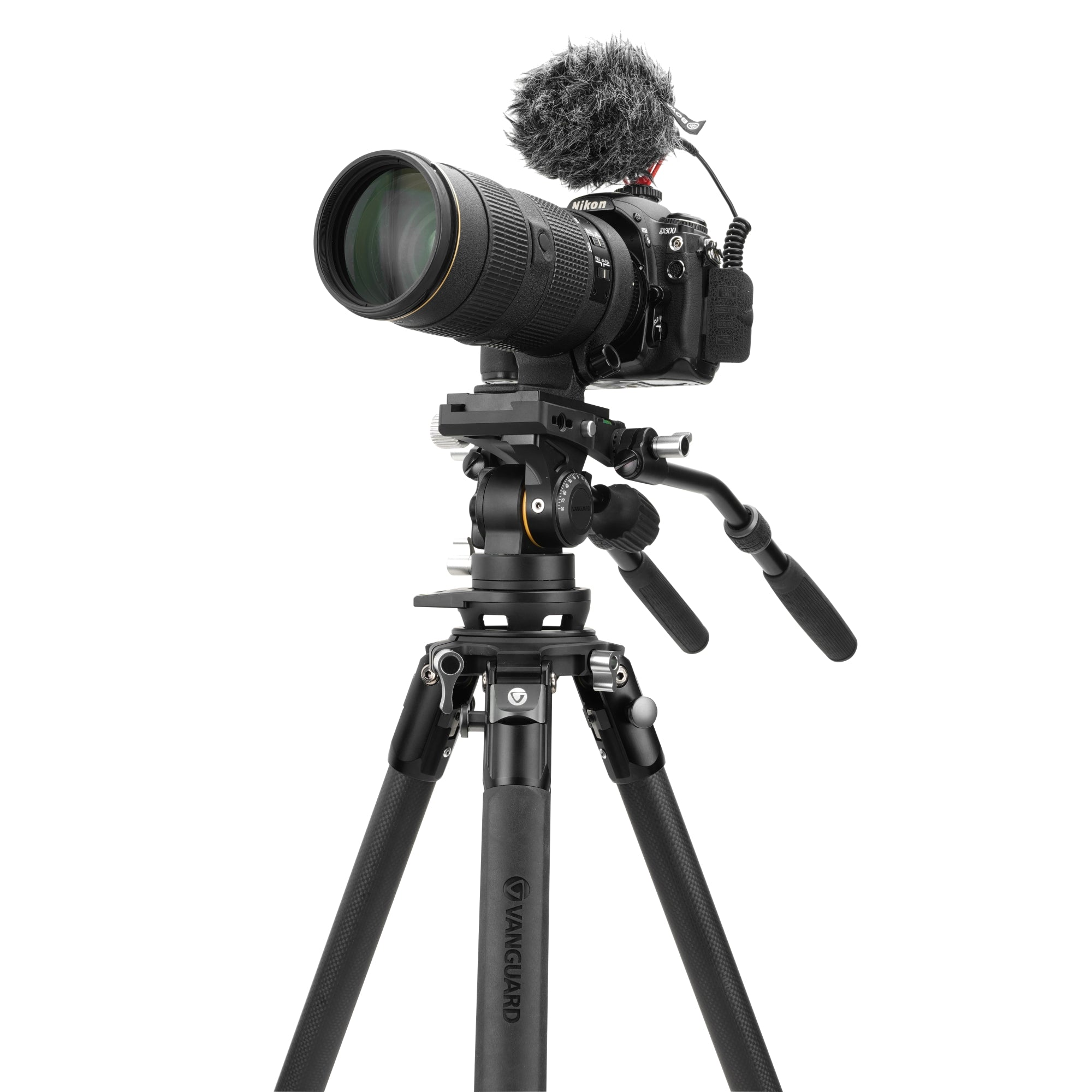 Una cámara DSLR Nikon con lente y micrófono sobre un trípode Vanguard negro.