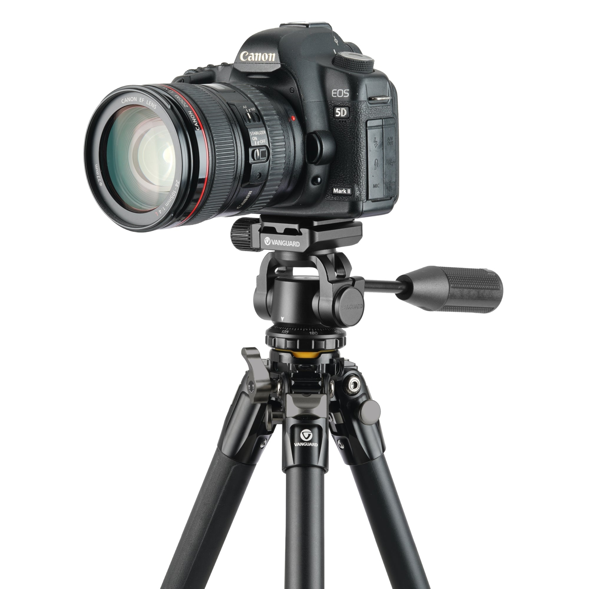 Una cámara Canon EOS 5D Mark II negra con un objetivo zoom sobre un trípode Vanguard.