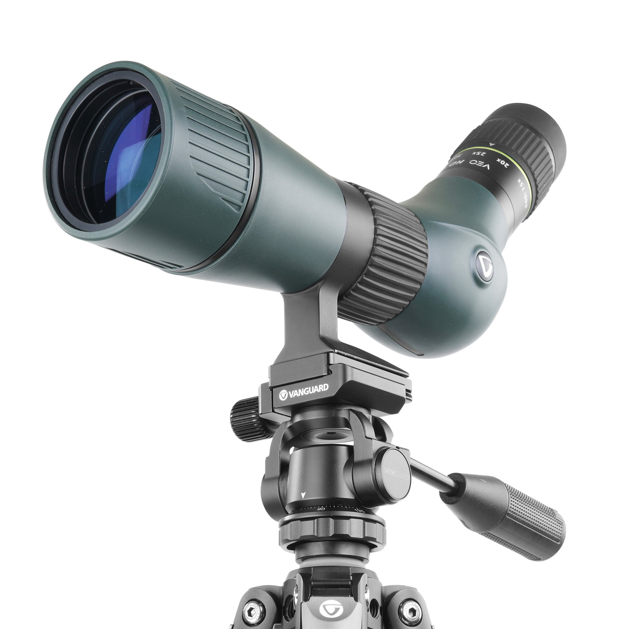 Telescopio terrestre verde sobre trípode negro sobre fondo blanco.