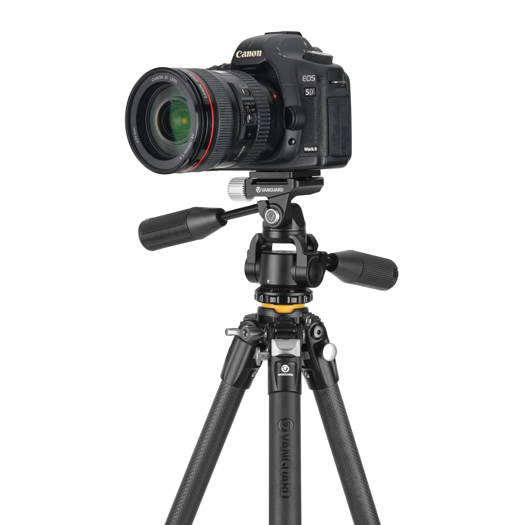 Una cámara Canon EOS 5D Mark II negra con lente Canon EF 24-105mm sobre un trípode Vanguard.