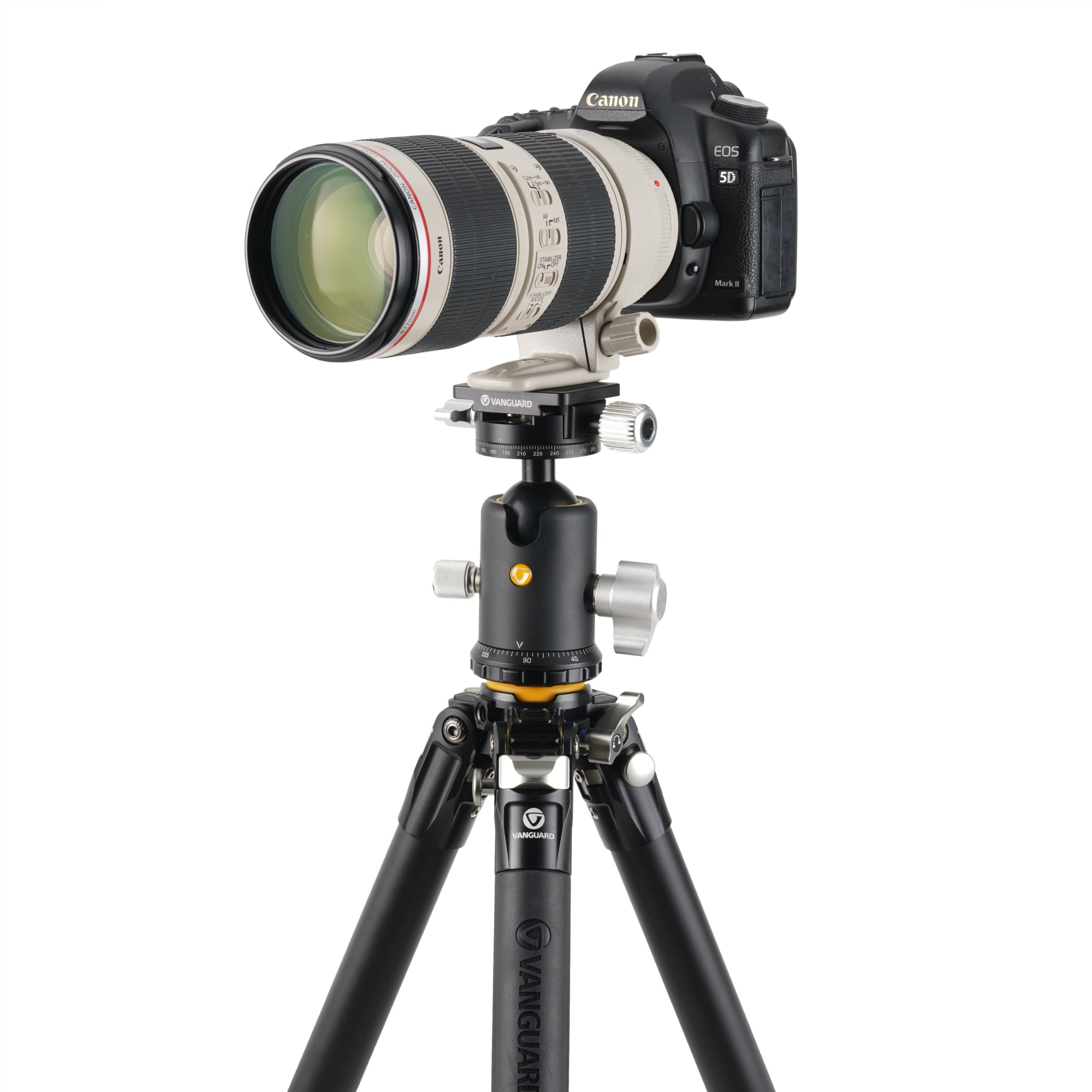 Una cámara Canon EOS 5D Mark II con un objetivo zoom Canon sobre un trípode Vanguard.
