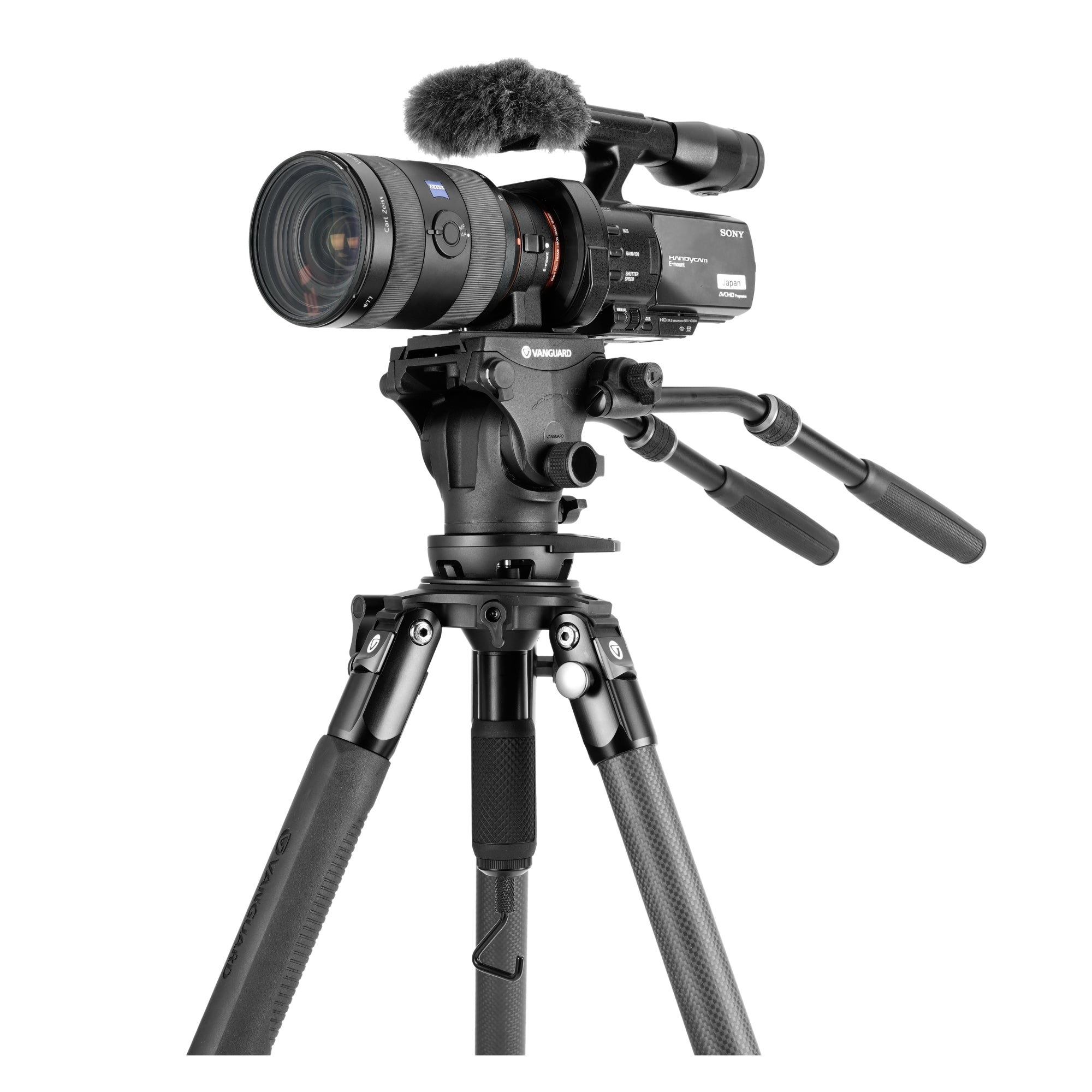 Una videocámara Sony negra con micrófono montada en un trípode Vanguard.