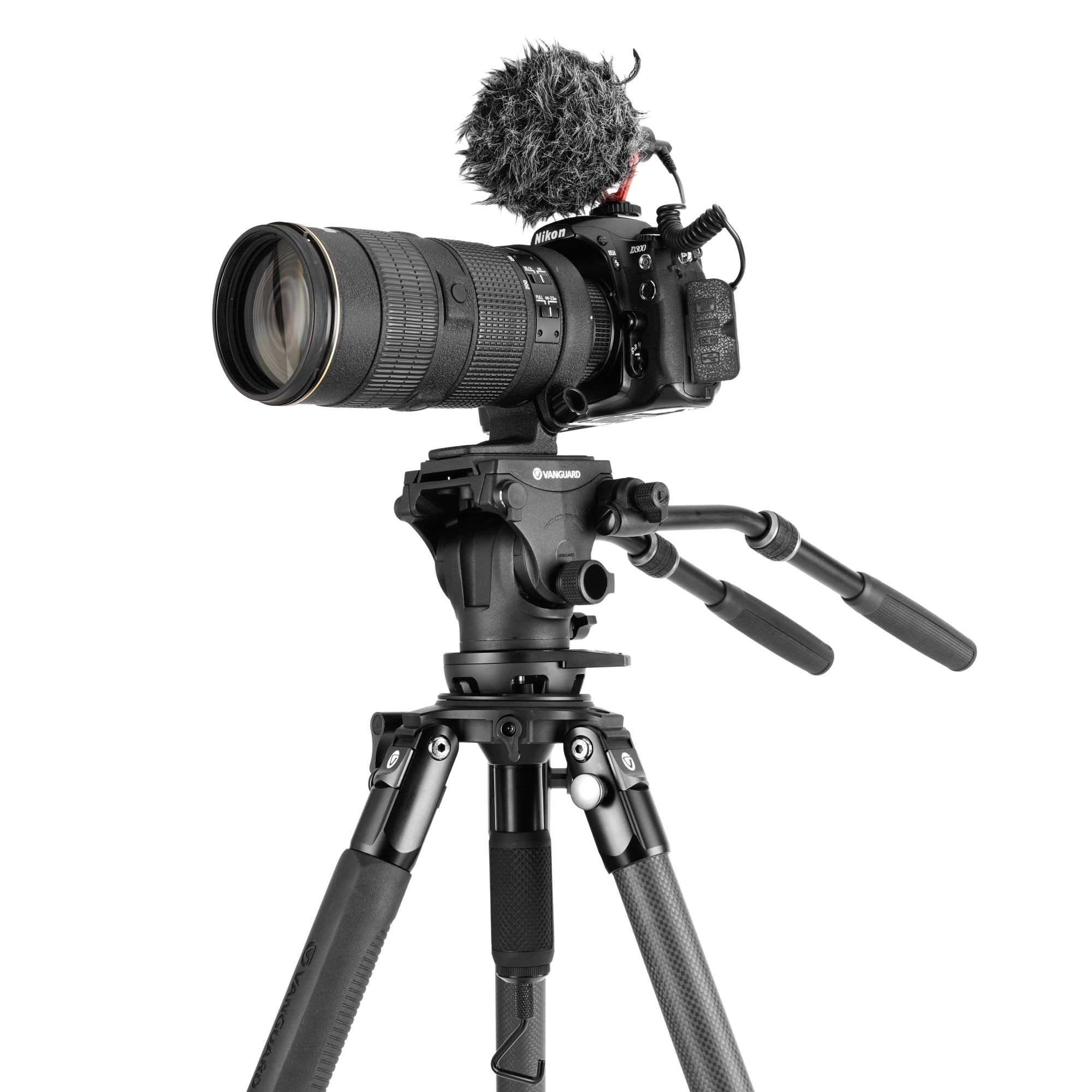 Una cámara Nikon con lente y micrófono montada en un trípode.