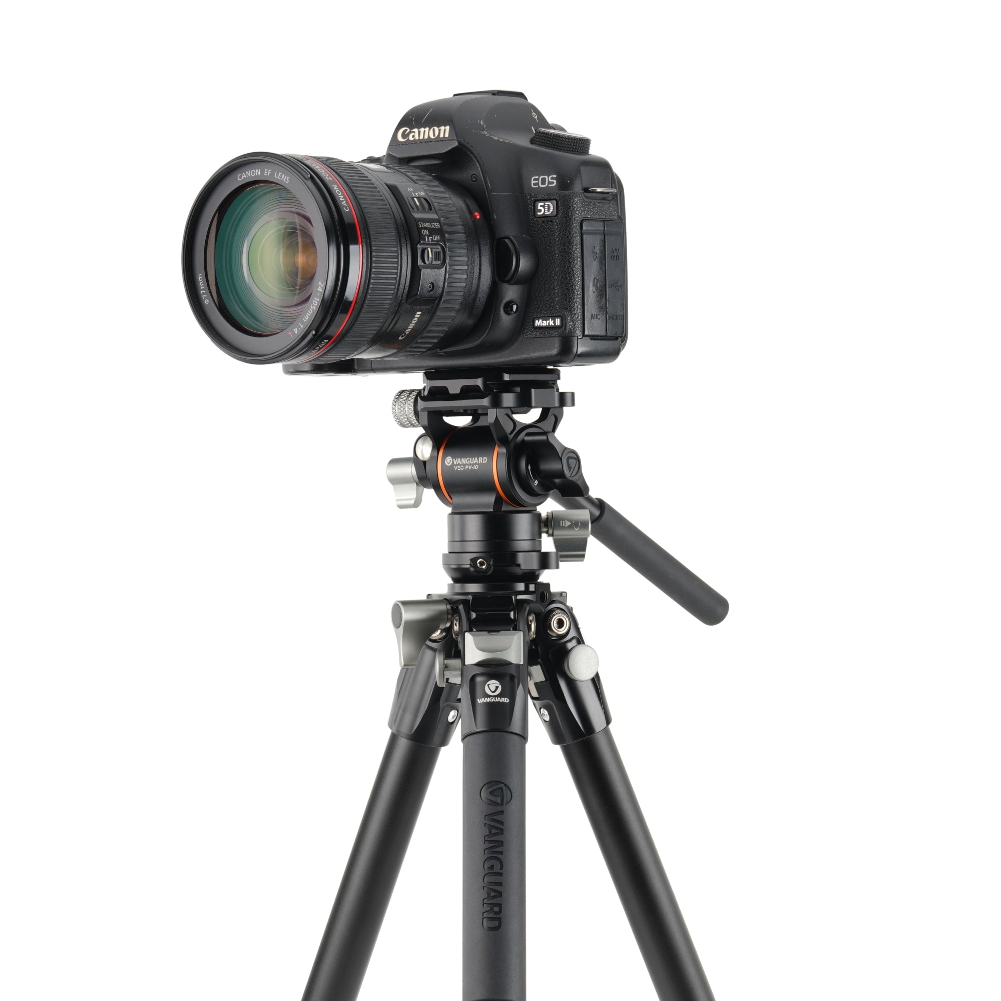 Una cámara Canon EOS 5D Mark II negra con un lente de 24-105mm en un trípode Vanguard.