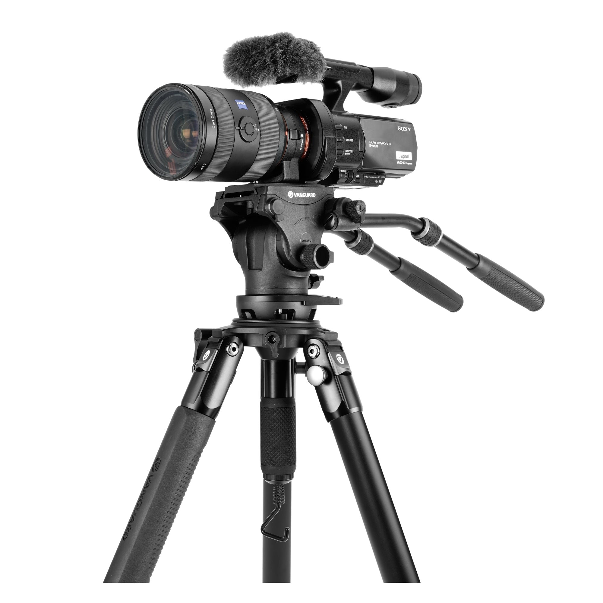 Una videocámara Sony con lente grande y micrófono en un trípode Vanguard.