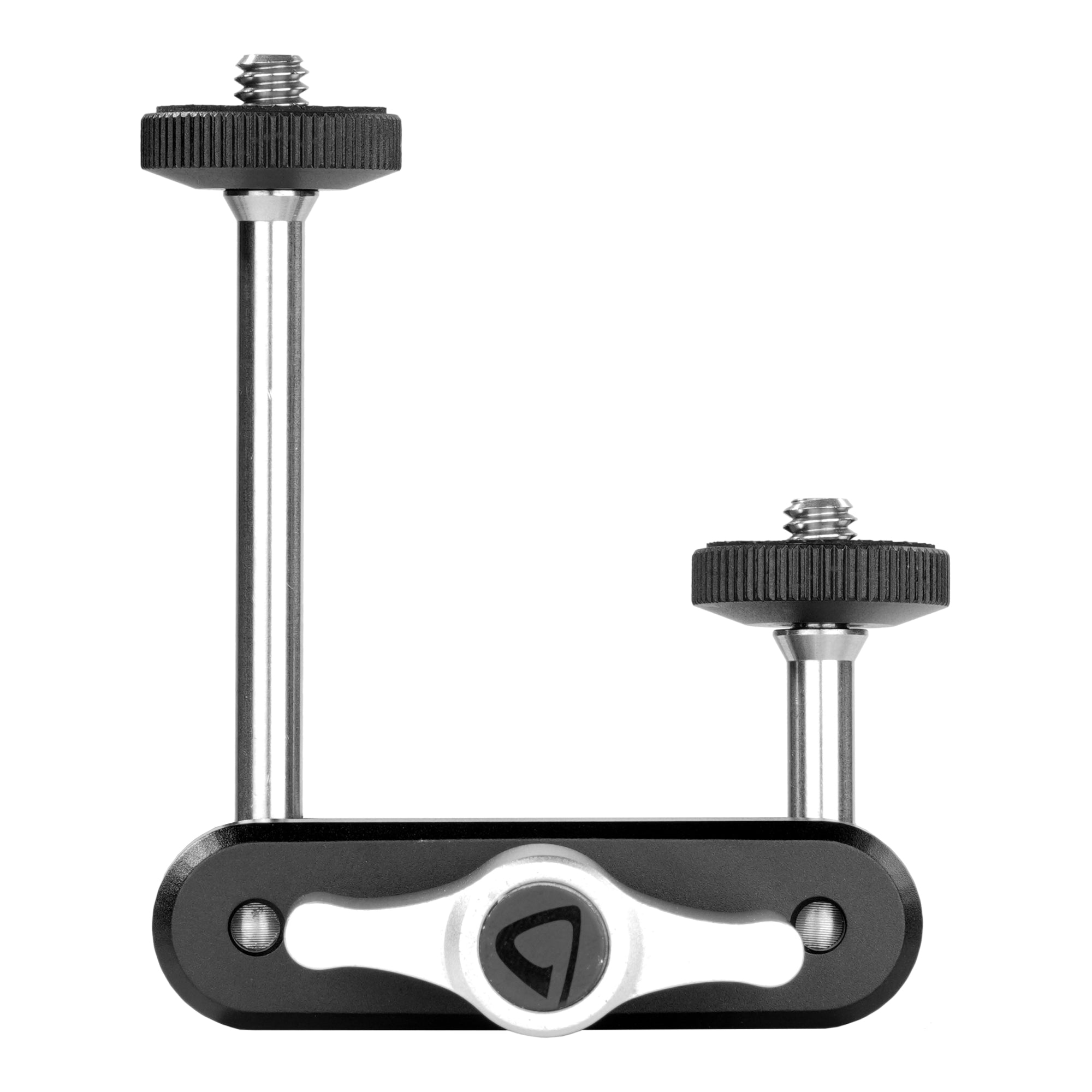 Un soporte de cámara negro con dos tornillos plateados.