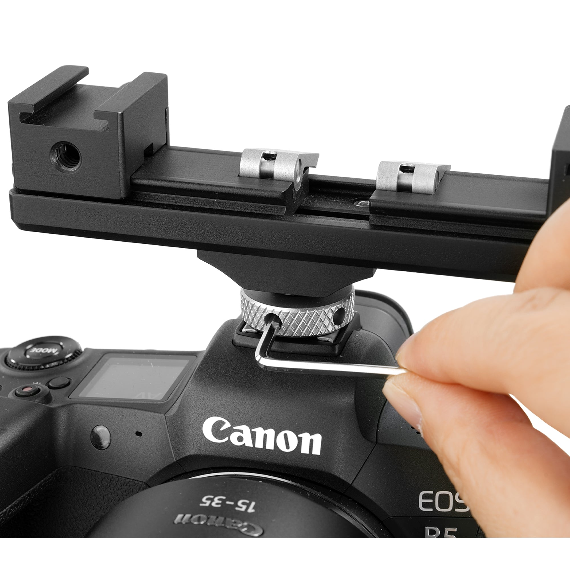 Se usa una llave Allen para sujetar un soporte de cámara negro a una Canon.