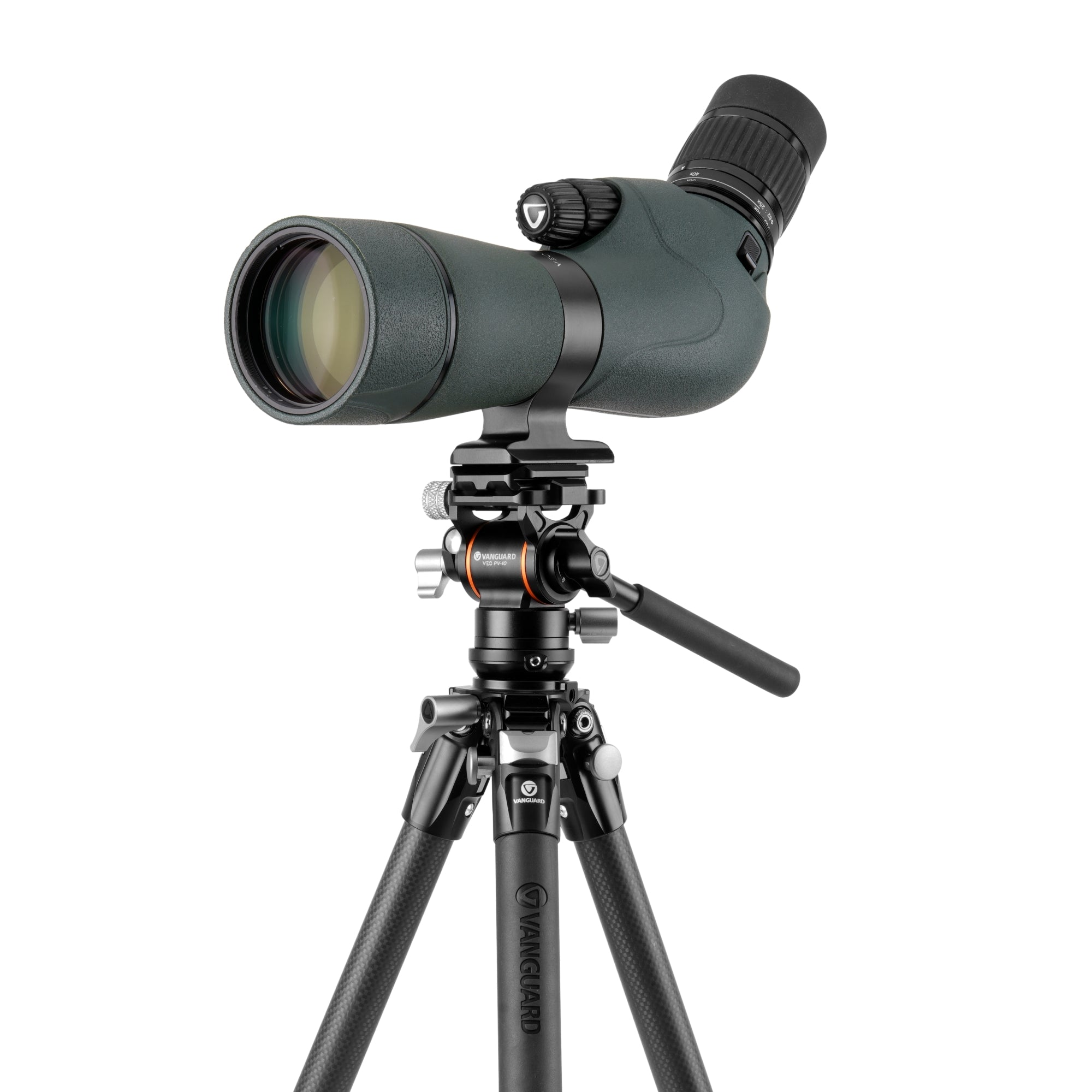 Un telescopio terrestre verde montado en un trípode negro, aislado sobre fondo blanco.