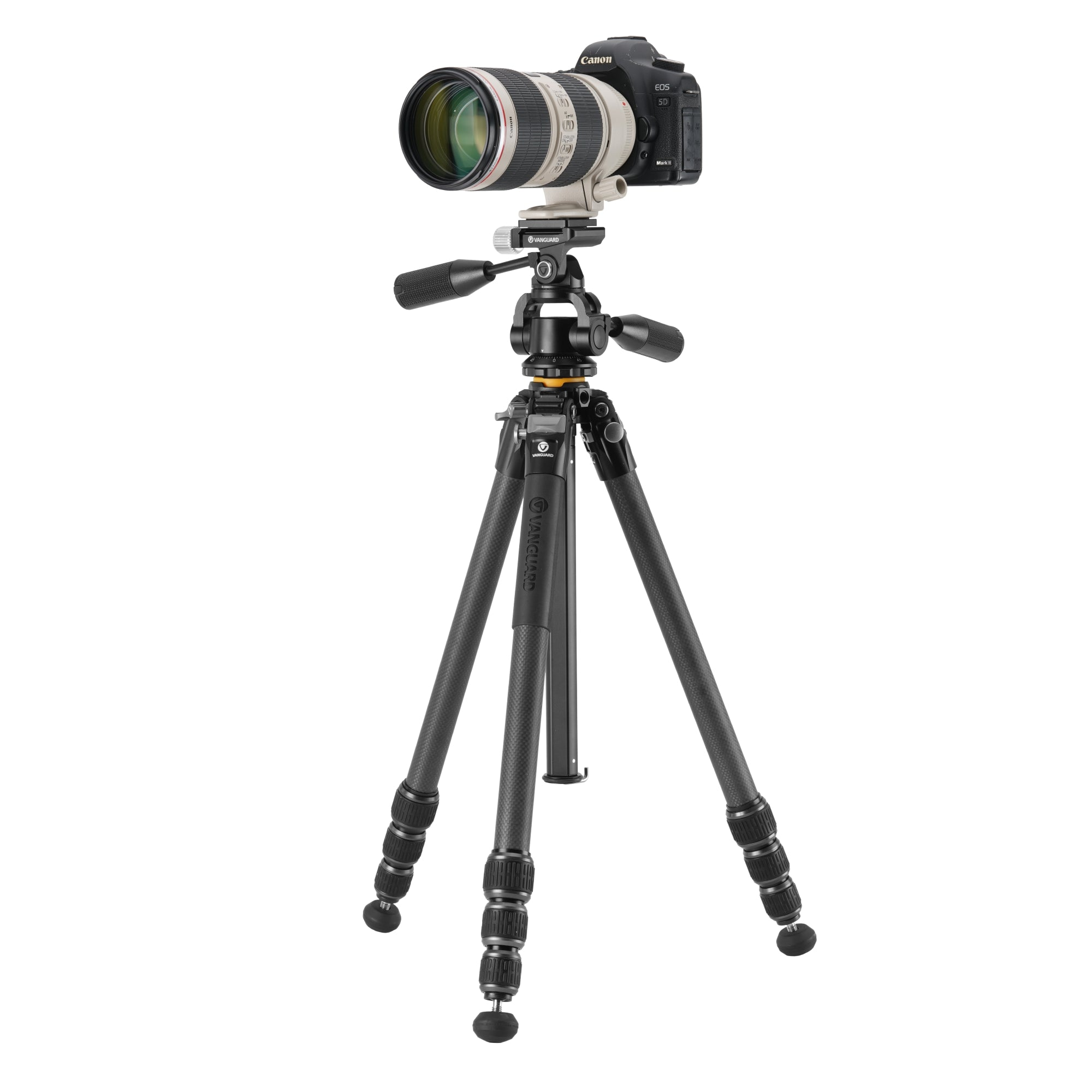 Una cámara Canon EOS 5D Mark II con lente blanca sobre un trípode Vanguard negro.