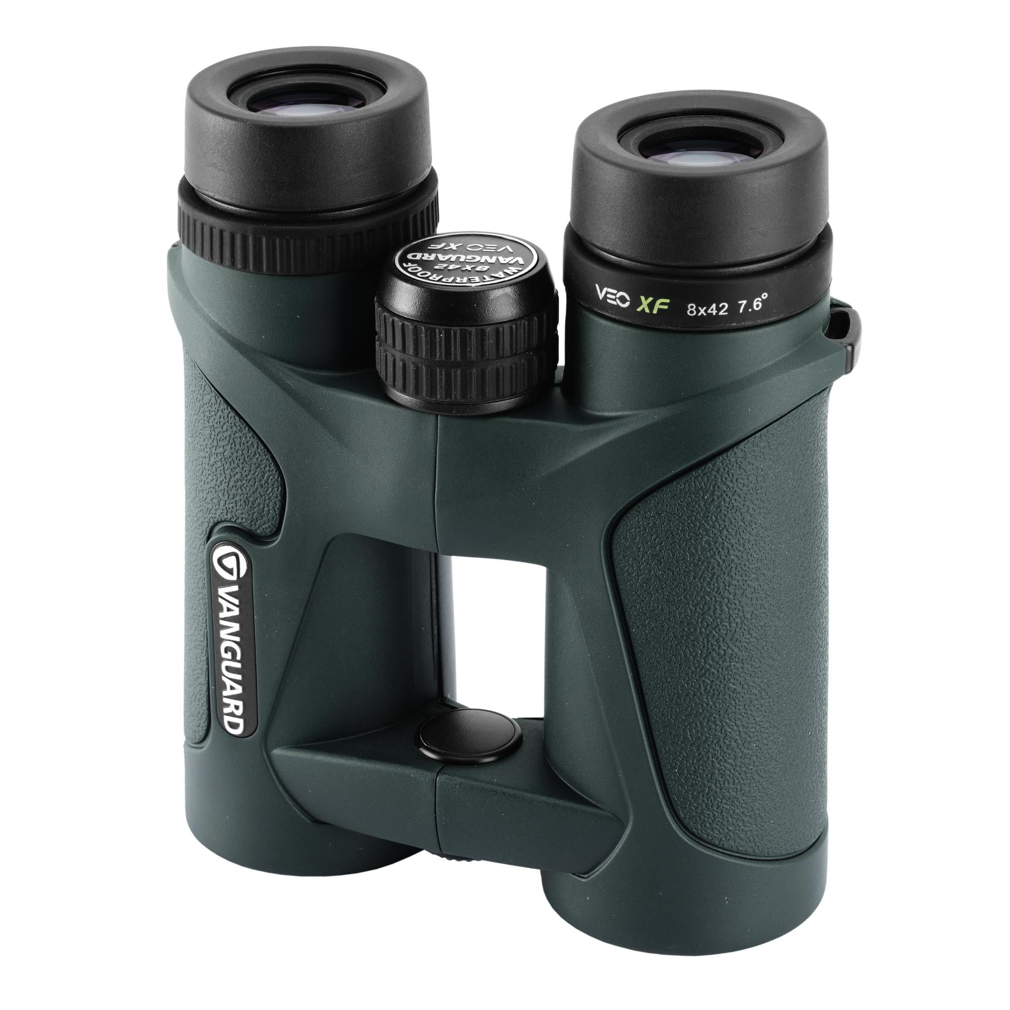 Unos binoculares Vanguard verdes con oculares negros y rueda de enfoque.