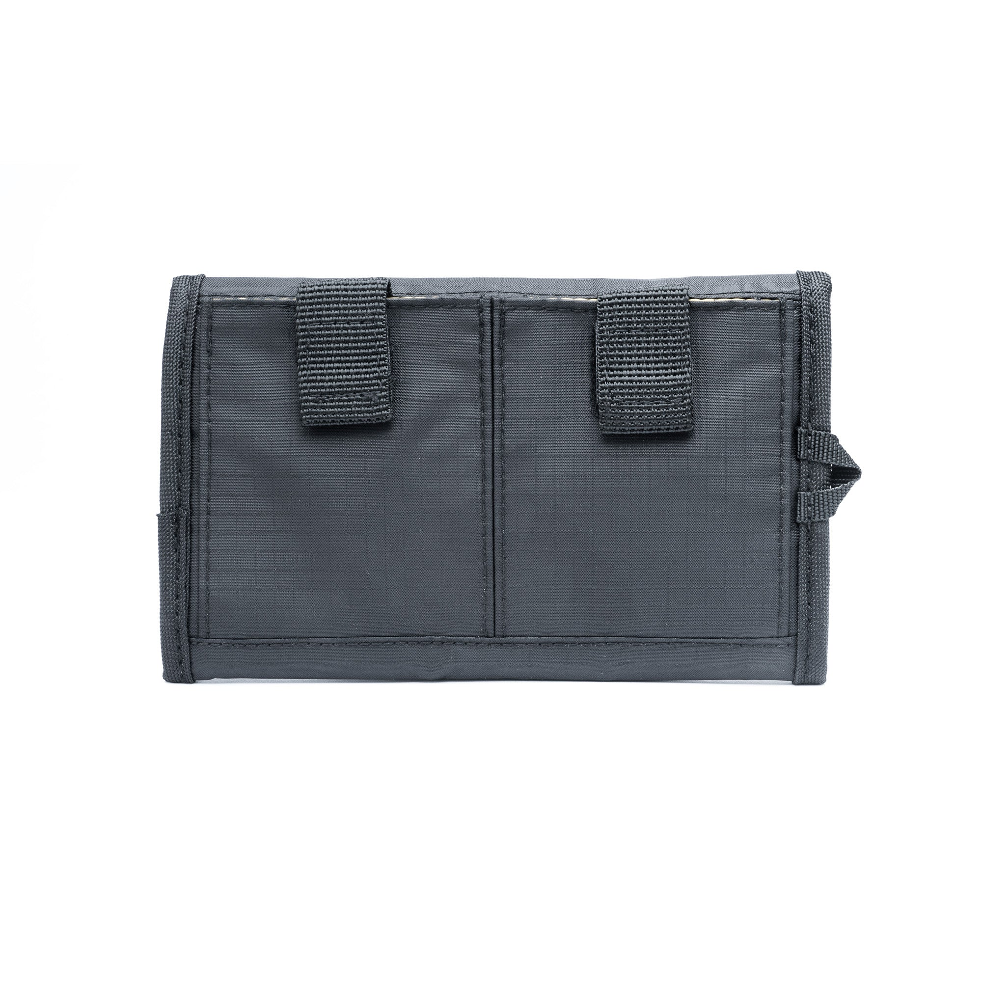 Bolsa negra con correas y costuras sobre fondo blanco.