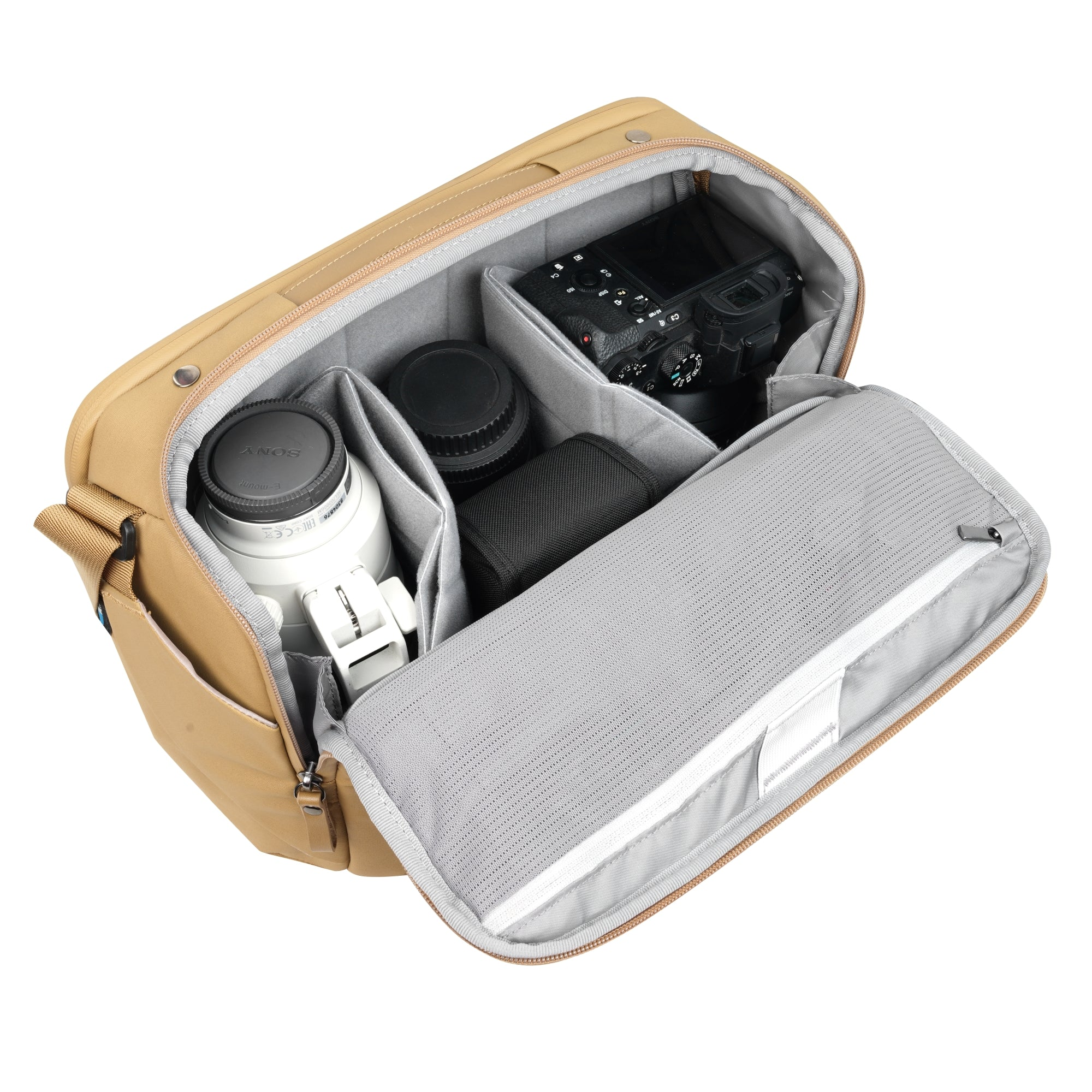 Una bolsa de cámara color canela con un lente Sony, cámara y accesorios.