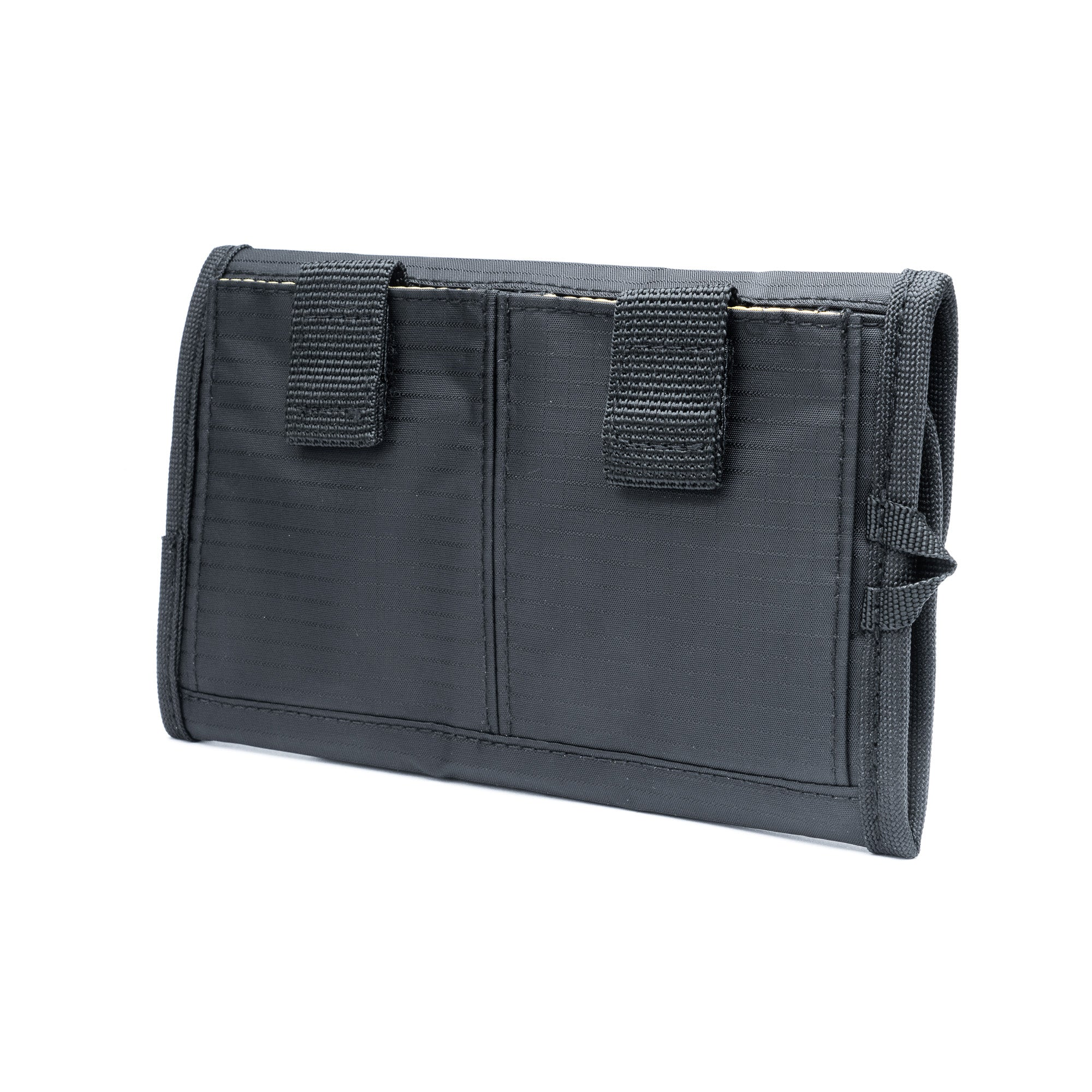 Una bolsa de tela negra con dos trabillas delante y una trabilla al lado.