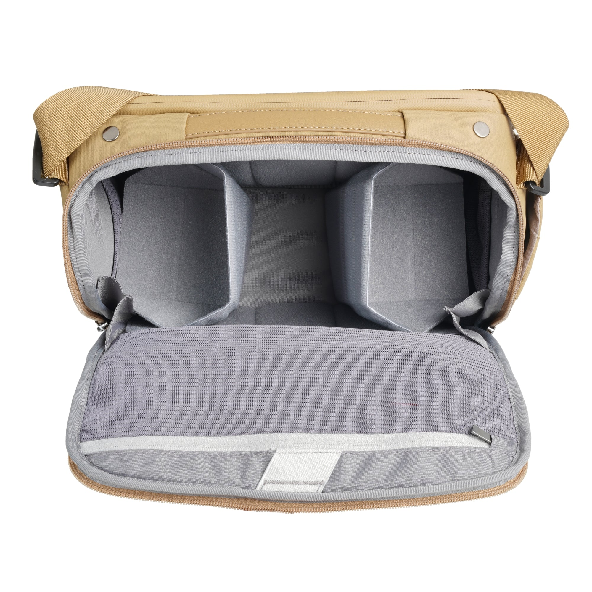 Una bolsa de cámara beige con el compartimento principal abierto, mostrando divisores acolchados.