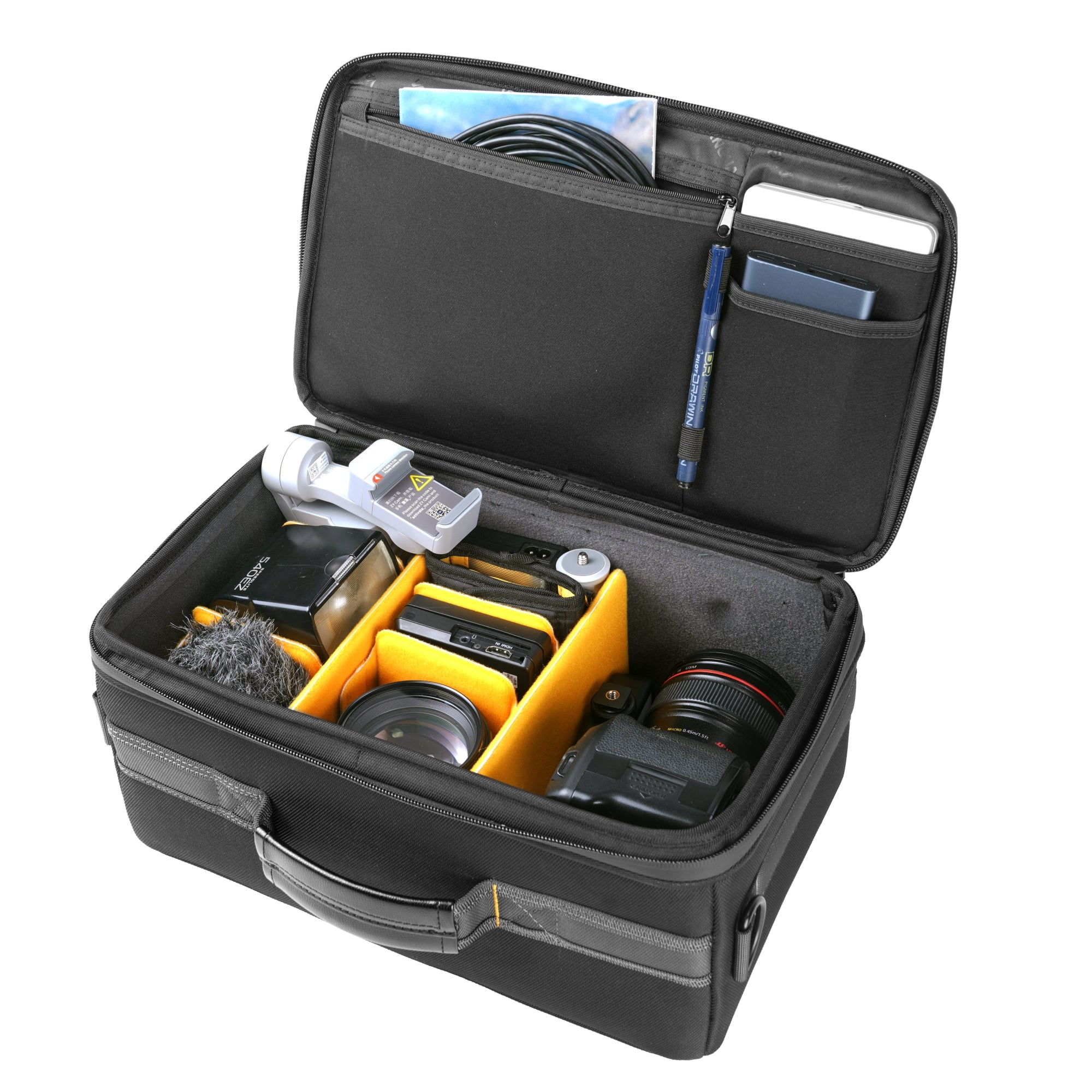 Una bolsa de cámara negra abierta con equipo: cámaras, lentes, flash, micrófono, cables, bolígrafo.