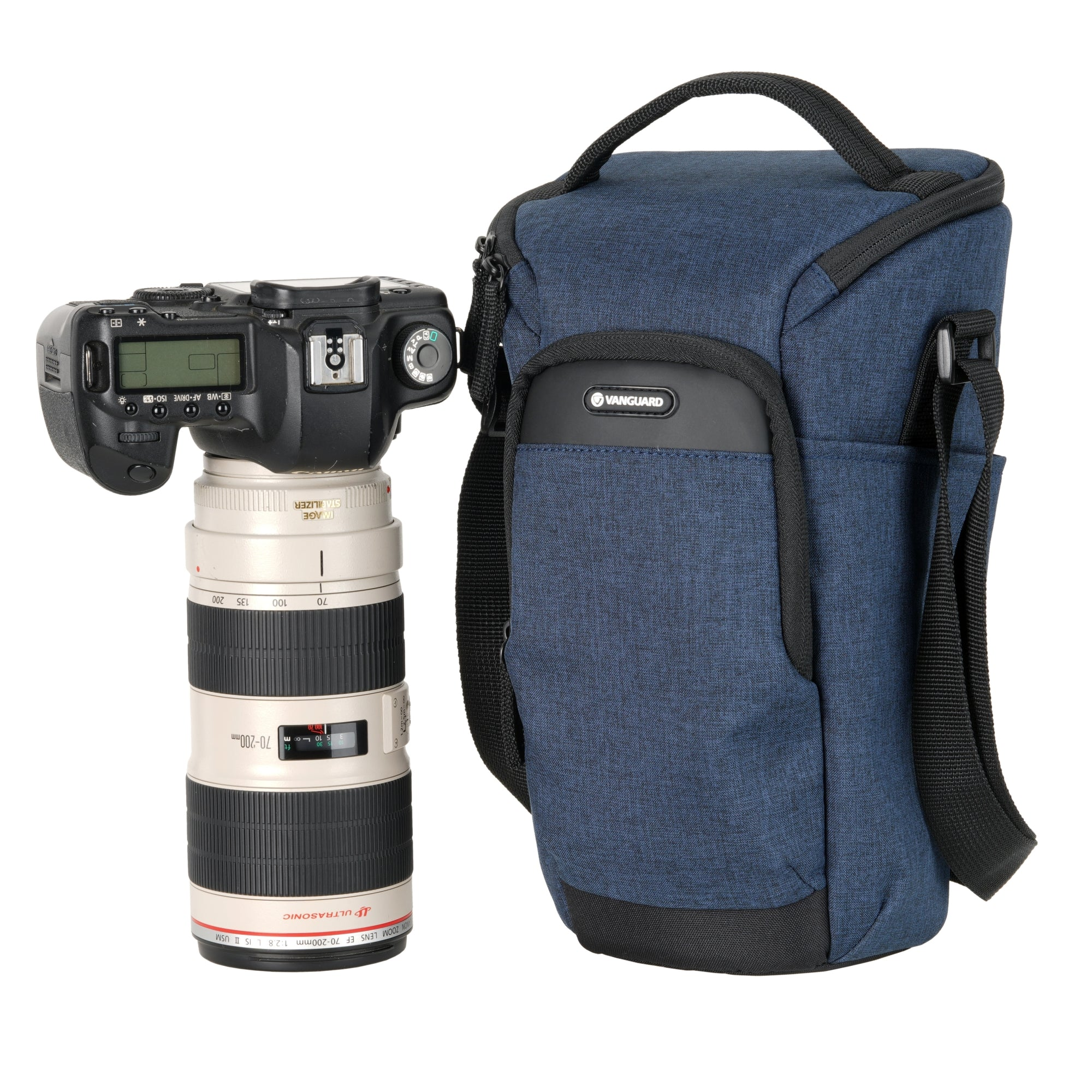 Una cámara digital negra con un objetivo blanco y una bolsa azul.