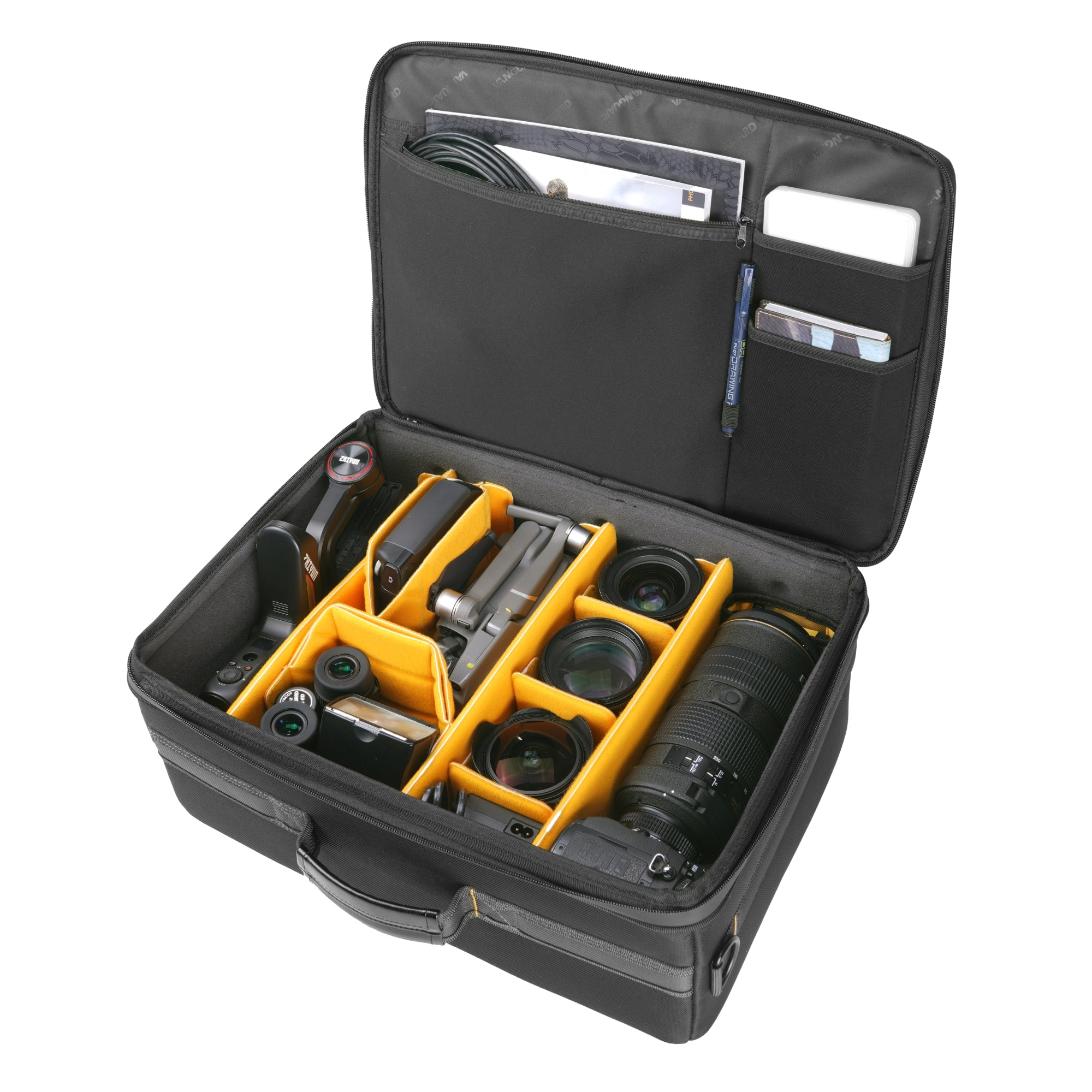 Bolsa de cámara abierta con dron, lentes y accesorios en inserto amarillo.