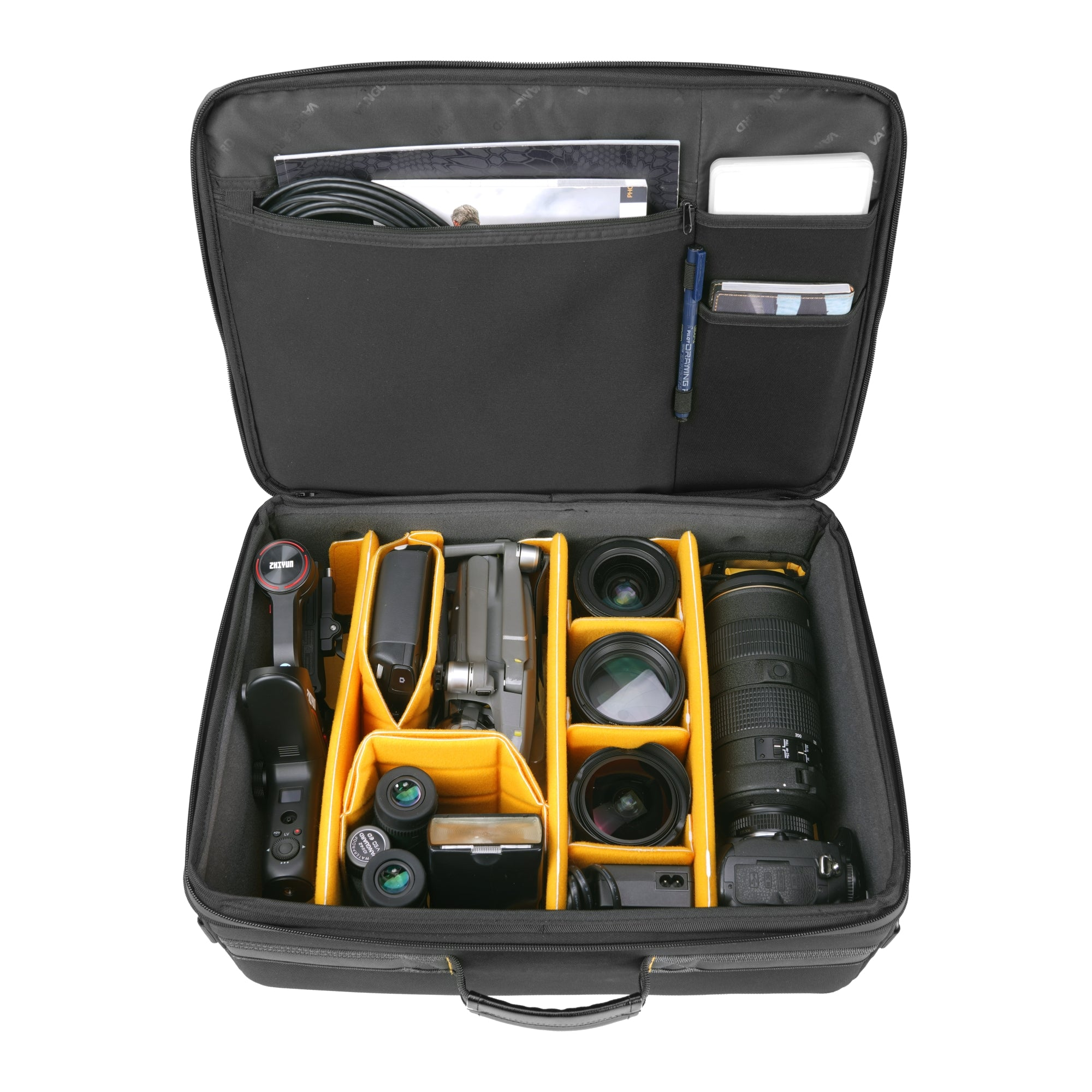 Una bolsa de cámara abierta con equipo, incluyendo cámaras, lentes, un gimbal y cables.