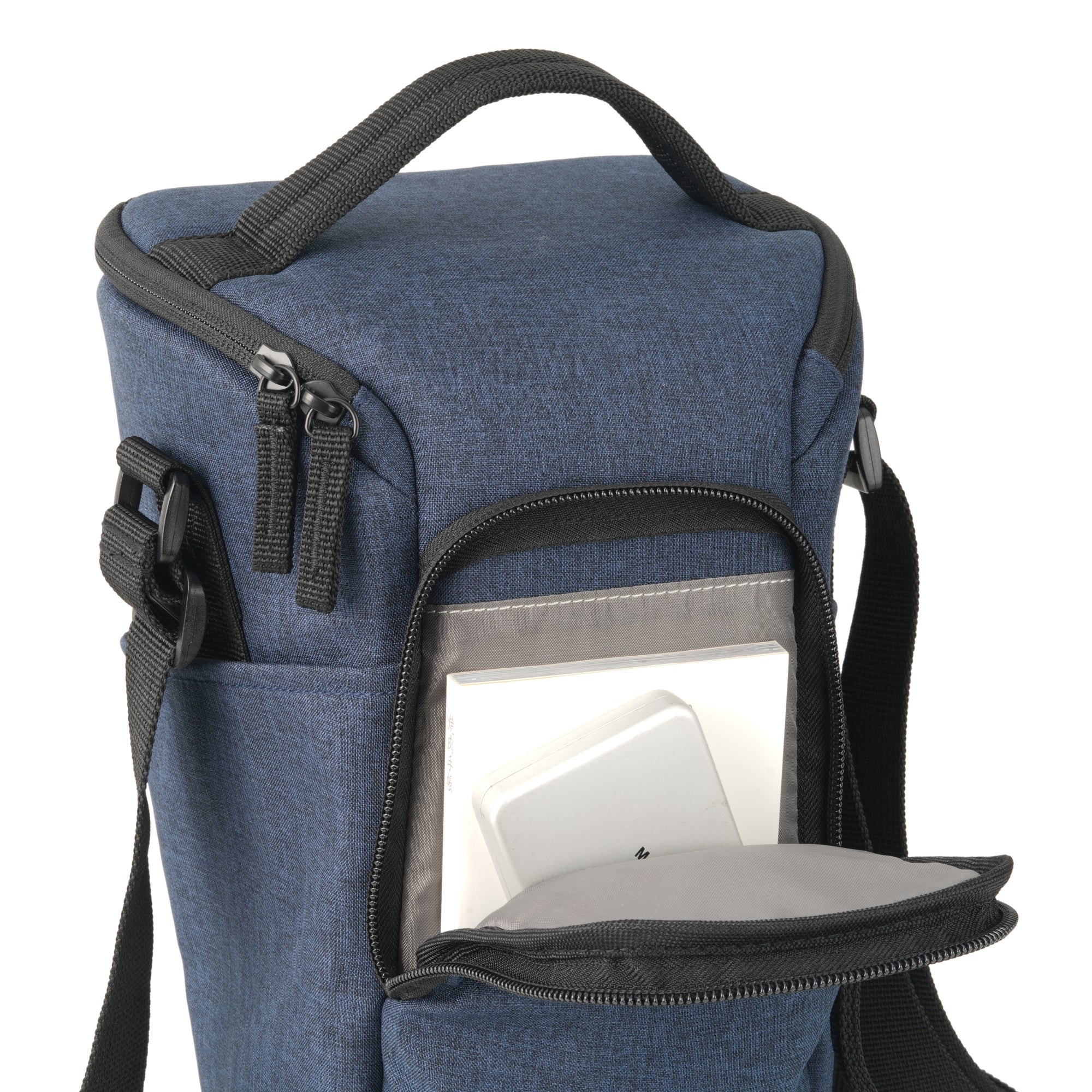 Una bolsa de cámara azul con compartimento abierto que contiene un objeto blanco.