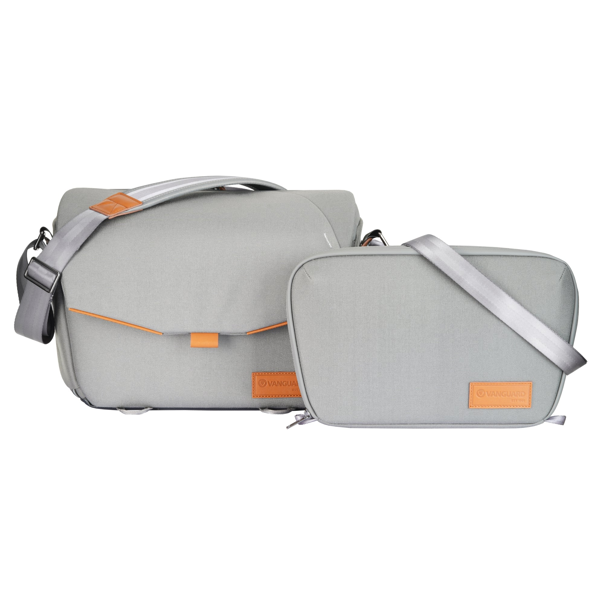 Dos bolsos grises con acentos naranjas y correas.