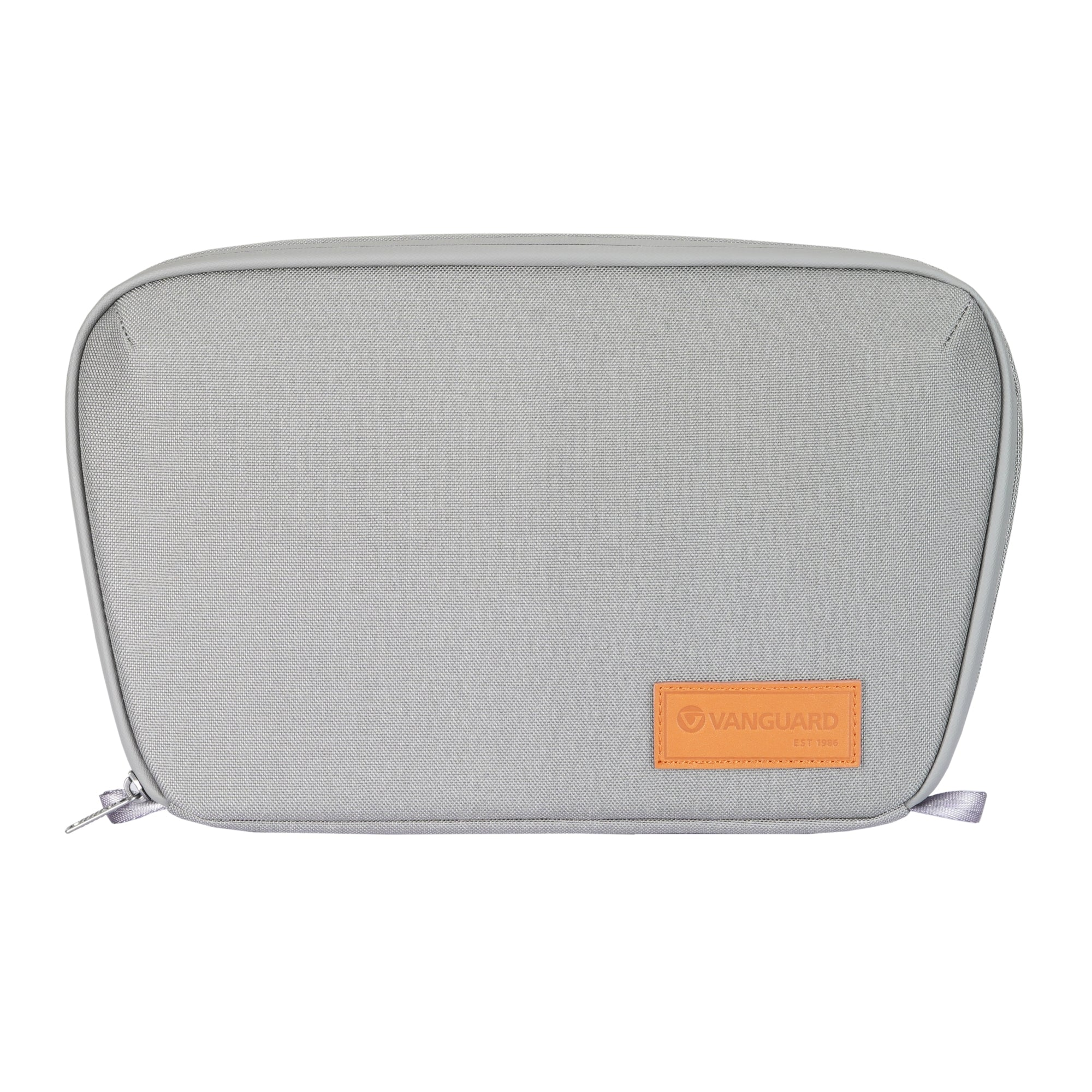 Bolso gris con logo naranja y cremallera sobre fondo blanco.
