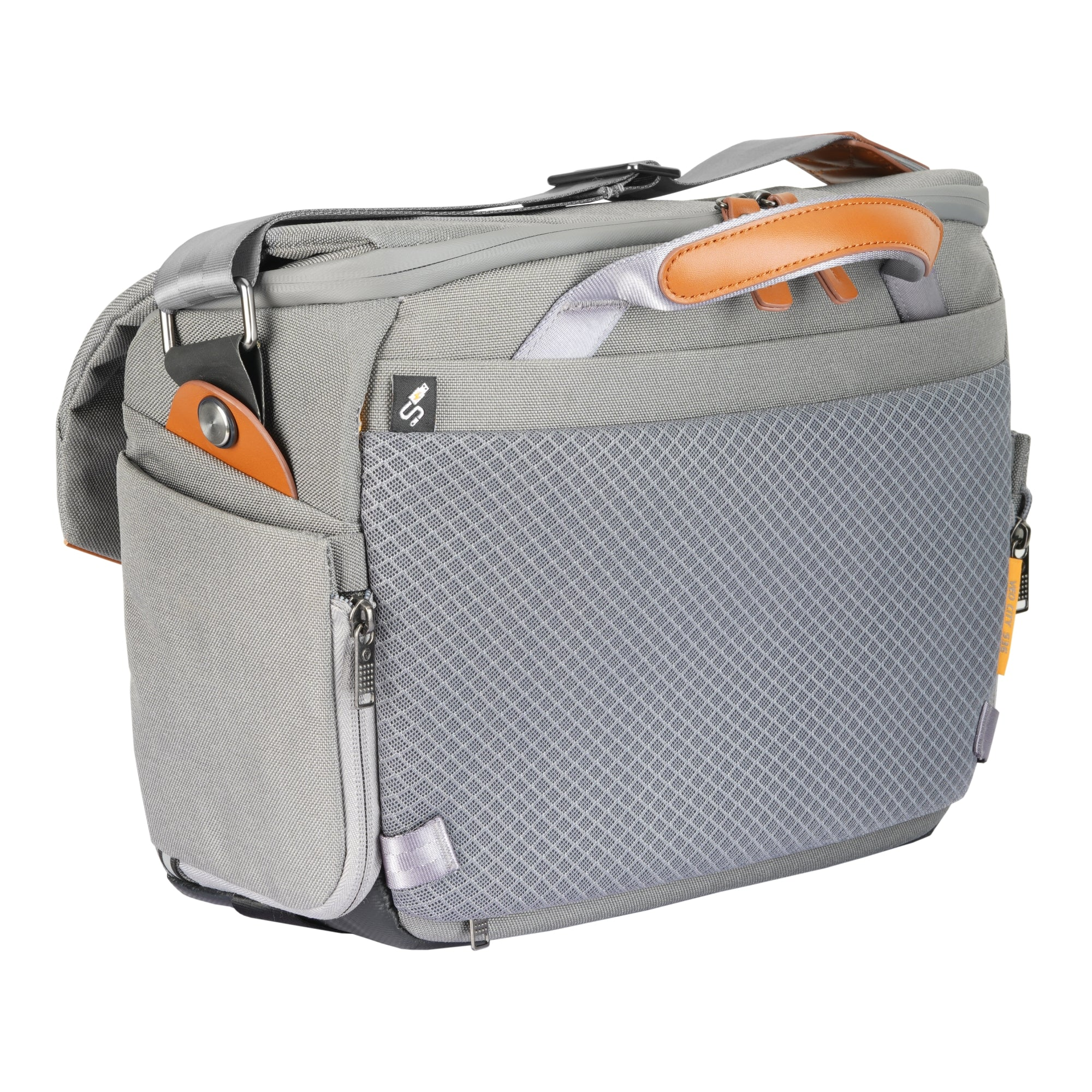 Bolso gris con detalles de cuero marrón y correa para el hombro. Panel de malla al frente.