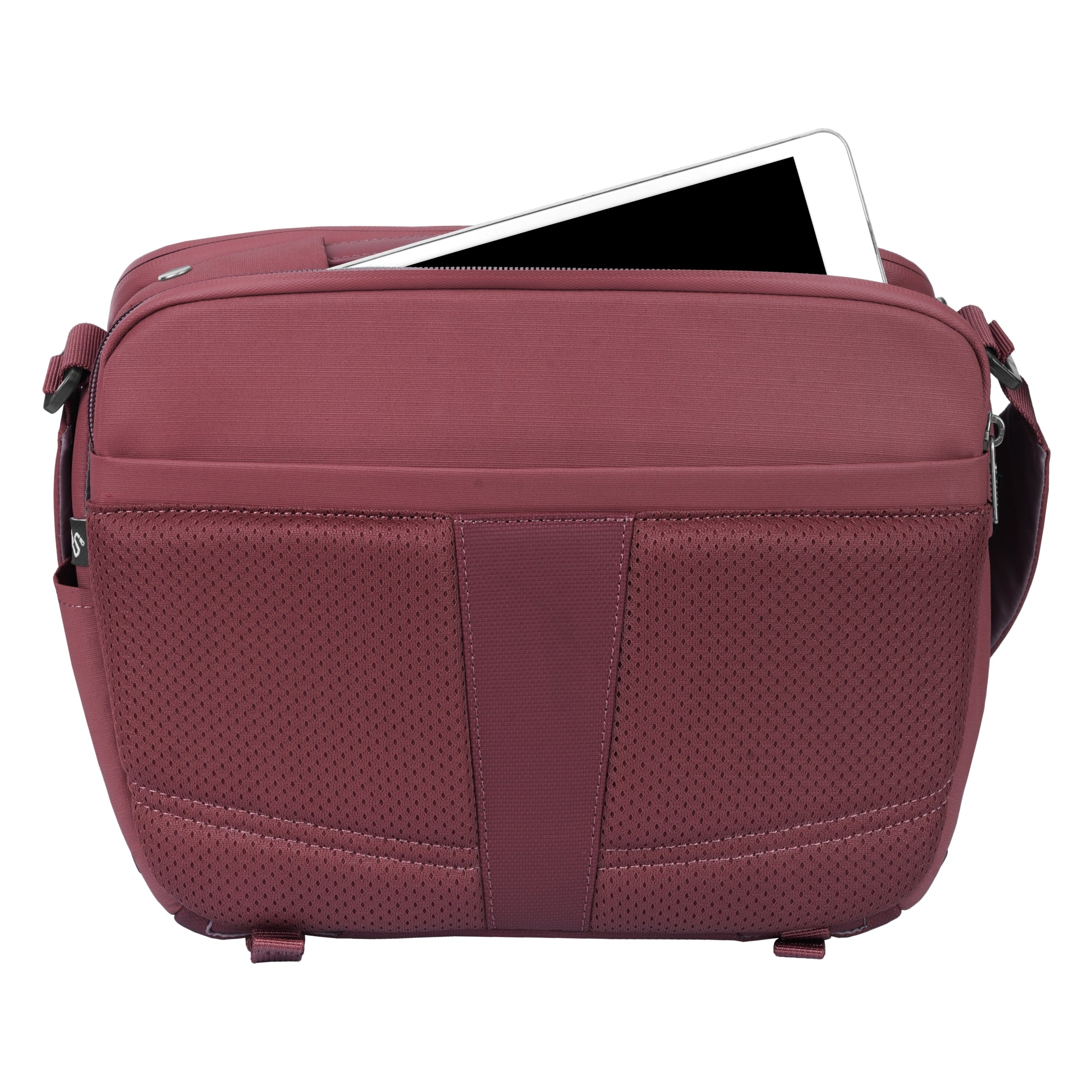 Una bolsa granate con una tableta parcialmente insertada.