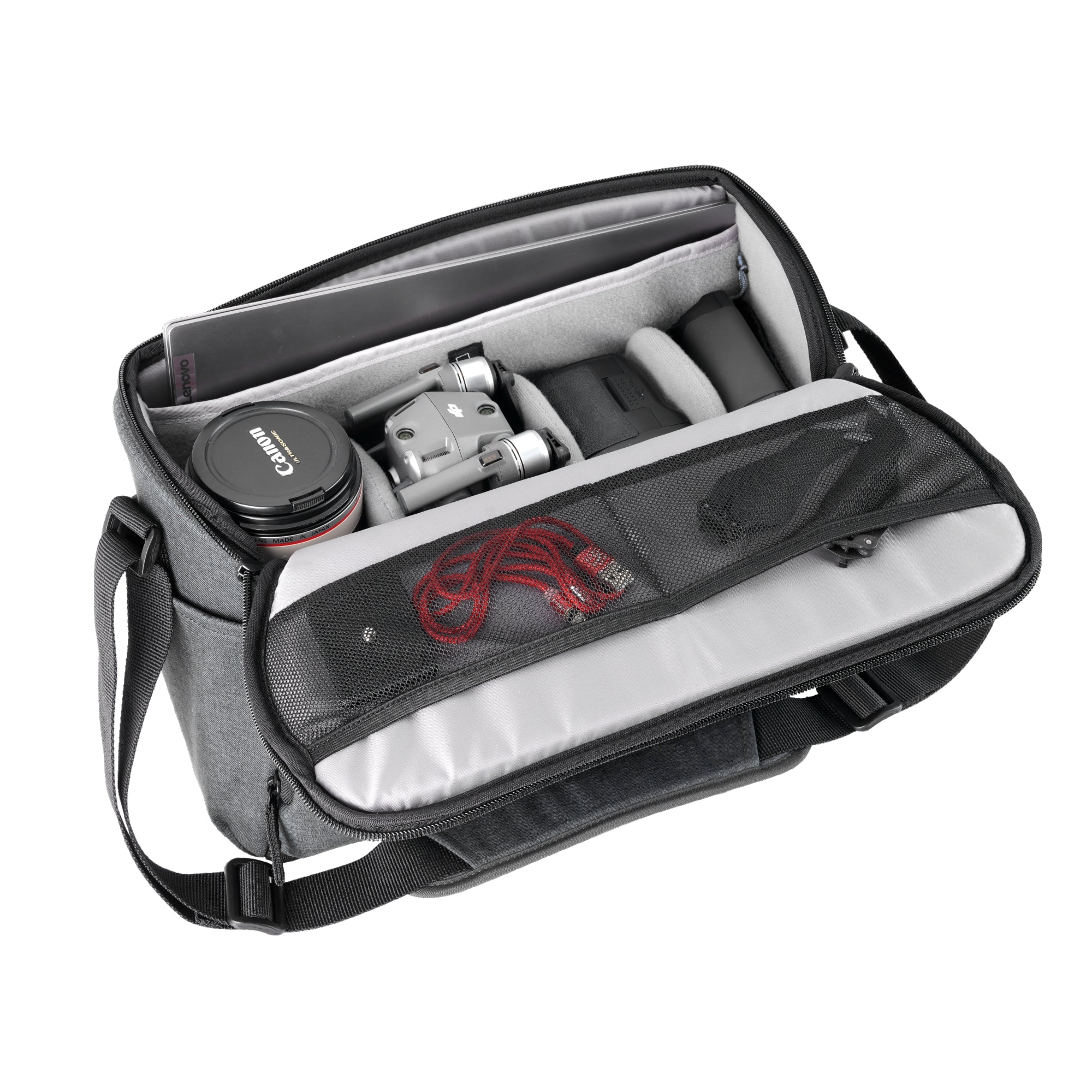 Bolso de cámara gris con portátil, dron, lente Canon y cables rojos.