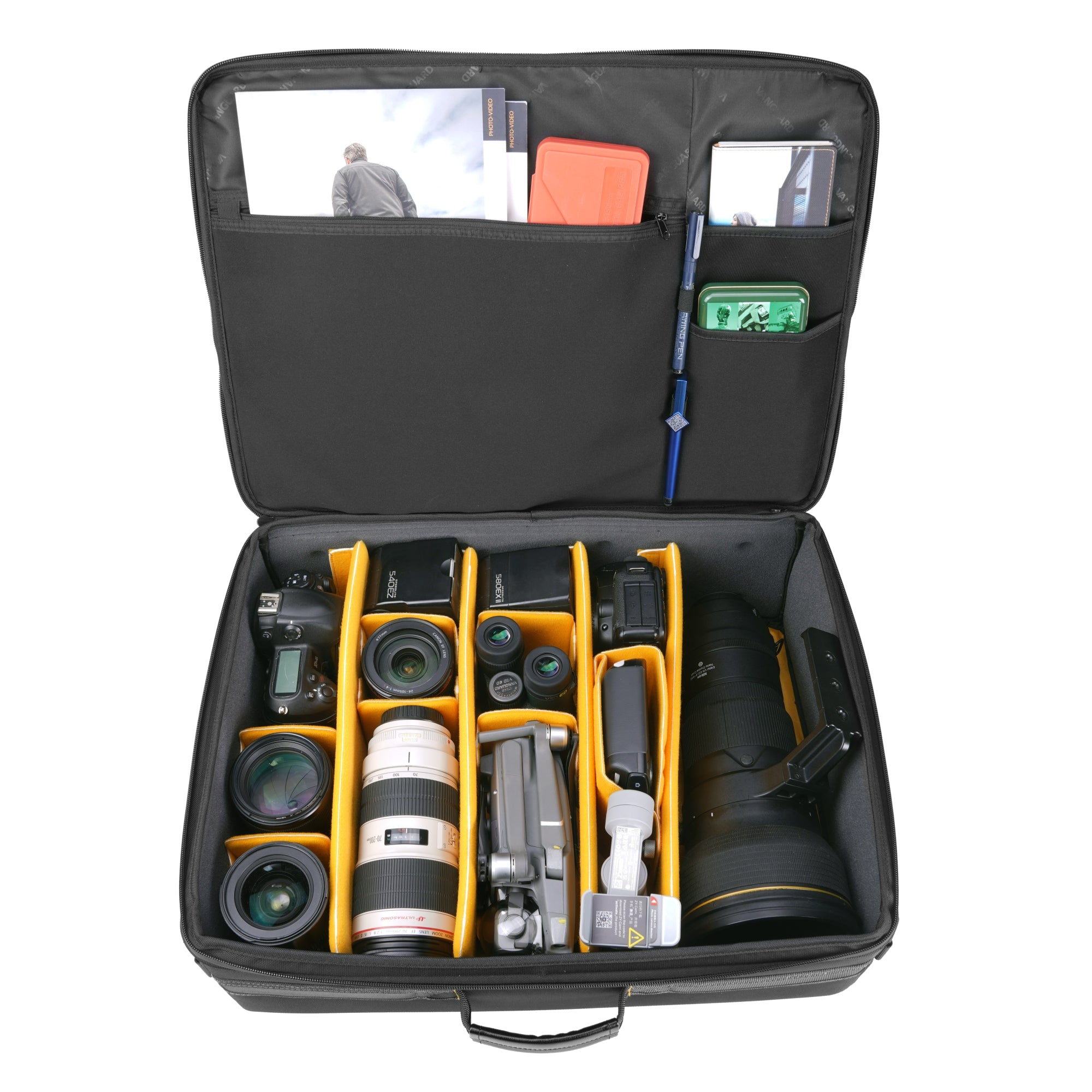 Mochila de cámara abierta con equipo: cámaras, lentes, dron, baterías, bolígrafos.