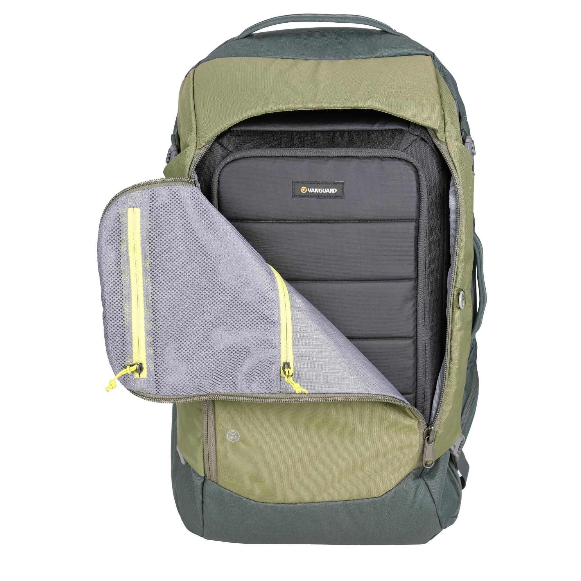 Mochila verde con compartimento abierto y forro de malla, con cremallera amarilla.
