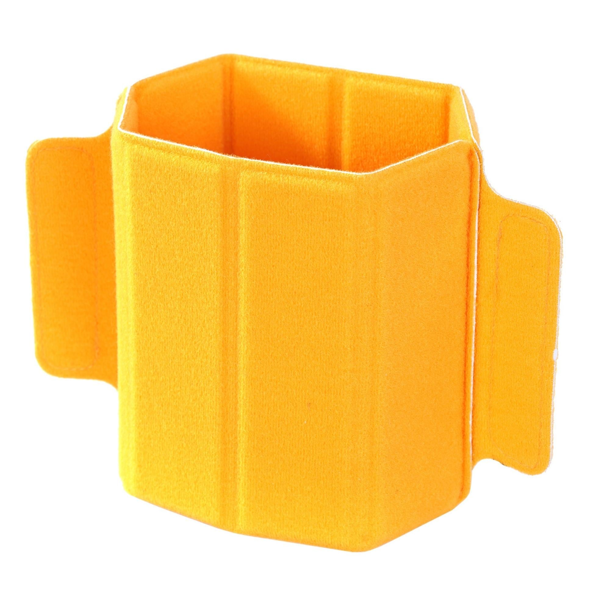 Un contenedor de fieltro naranja con dos asas laterales, sobre fondo blanco.