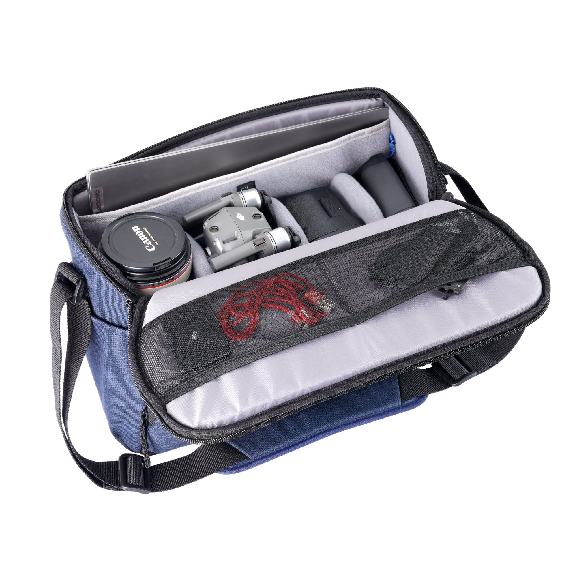 Una bolsa de cámara azul con laptop, dron, lente y cable rojo.