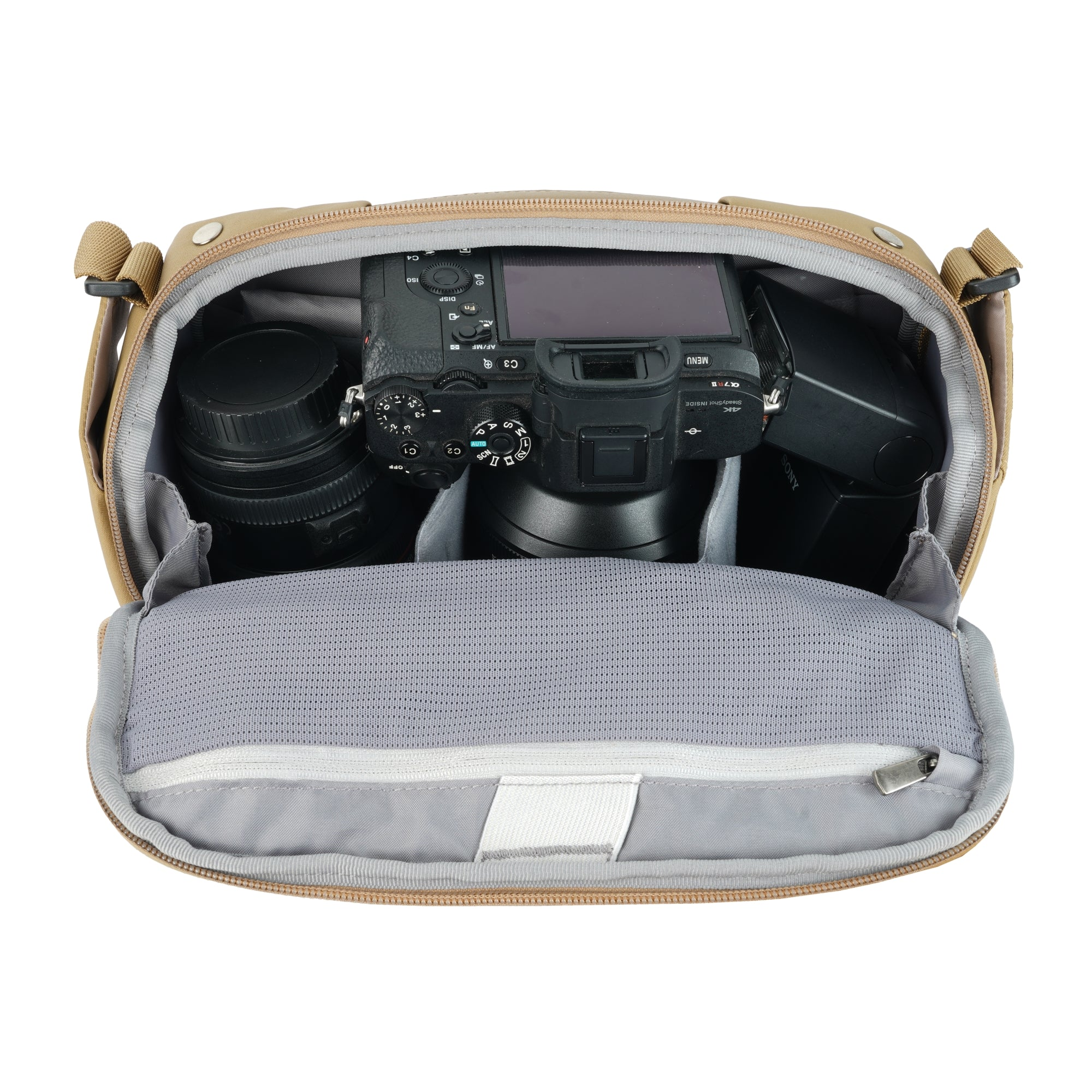 Una bolsa de cámara color canela con una cámara Sony Alpha 7R II y lente.