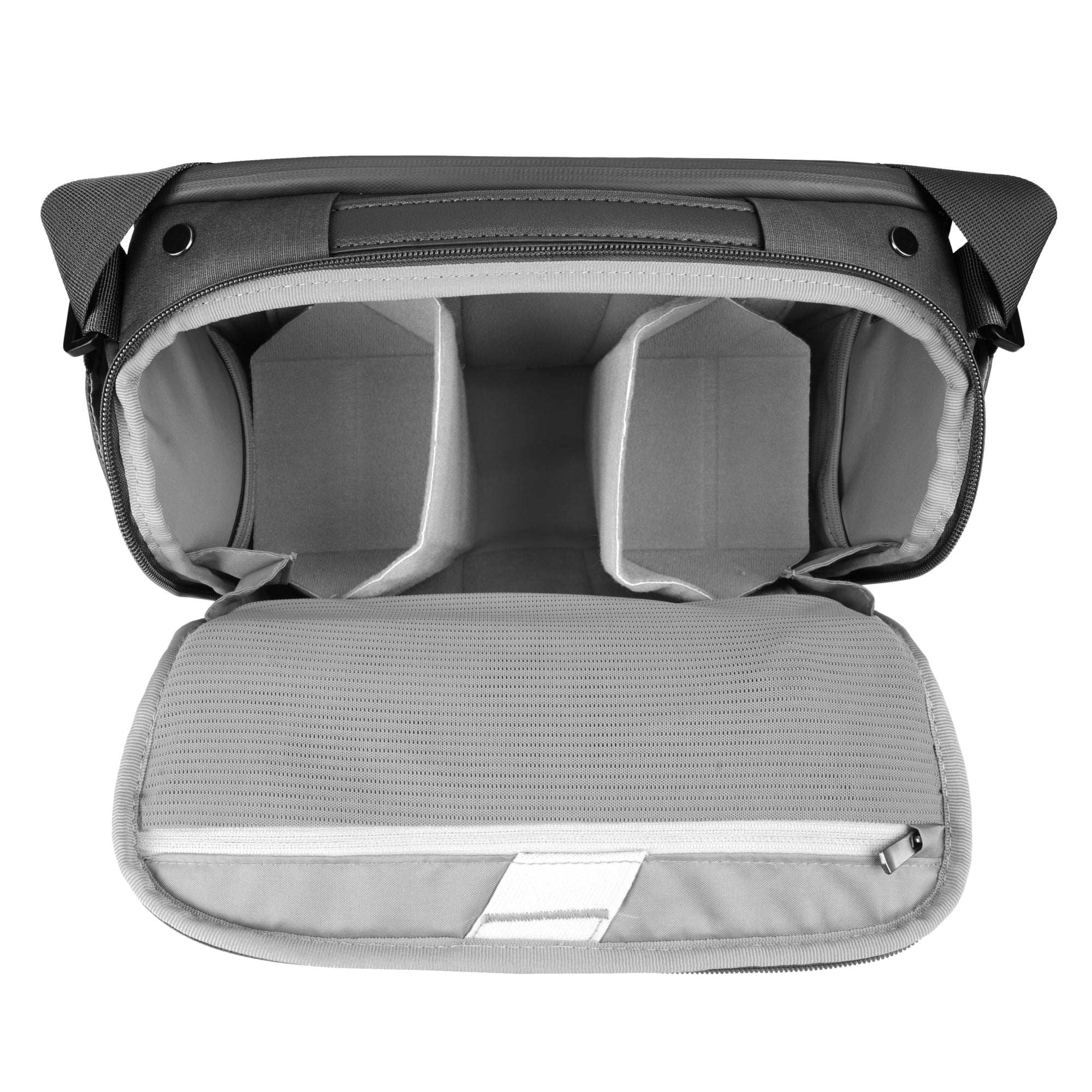 Bolsa de cámara gris con compartimento abierto y divisores.