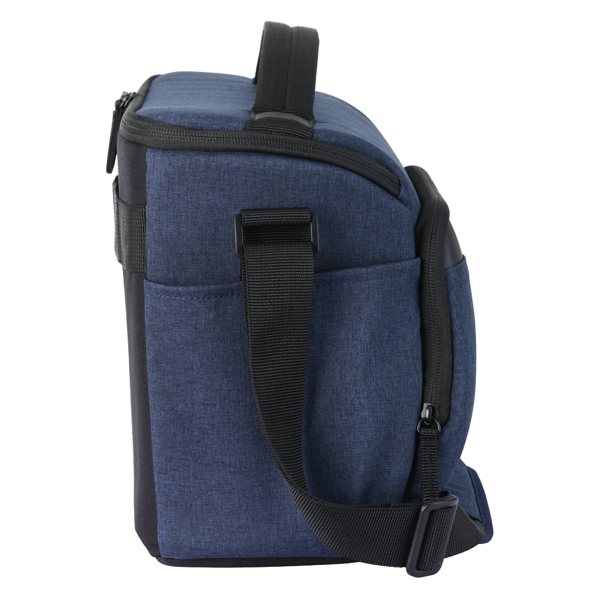 Una bolsa azul marino con correa y cremallera negras, vista de lado.